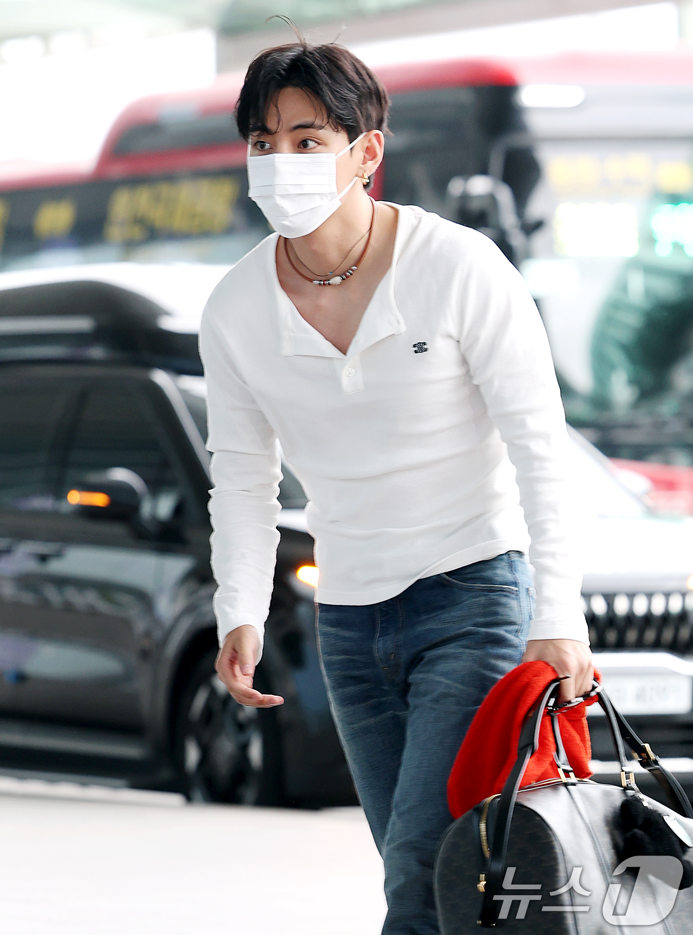 (인천공항=뉴스1) 권현진 기자 = 방탄소년단(BTS) 뷔(본명 김태형)가 해외 일정을 위해 4일 오전 인천국제공항을 통해 출국하고 있다. 2025.7.4/뉴스1