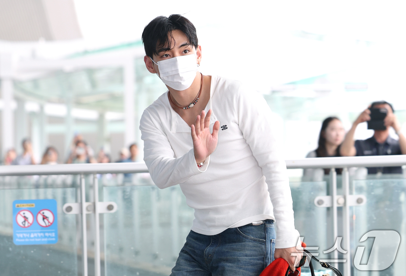 (인천공항=뉴스1) 권현진 기자 = 방탄소년단(BTS) 뷔(본명 김태형)가 해외 일정을 위해 4일 오전 인천국제공항을 통해 출국하고 있다. 2025.7.4/뉴스1