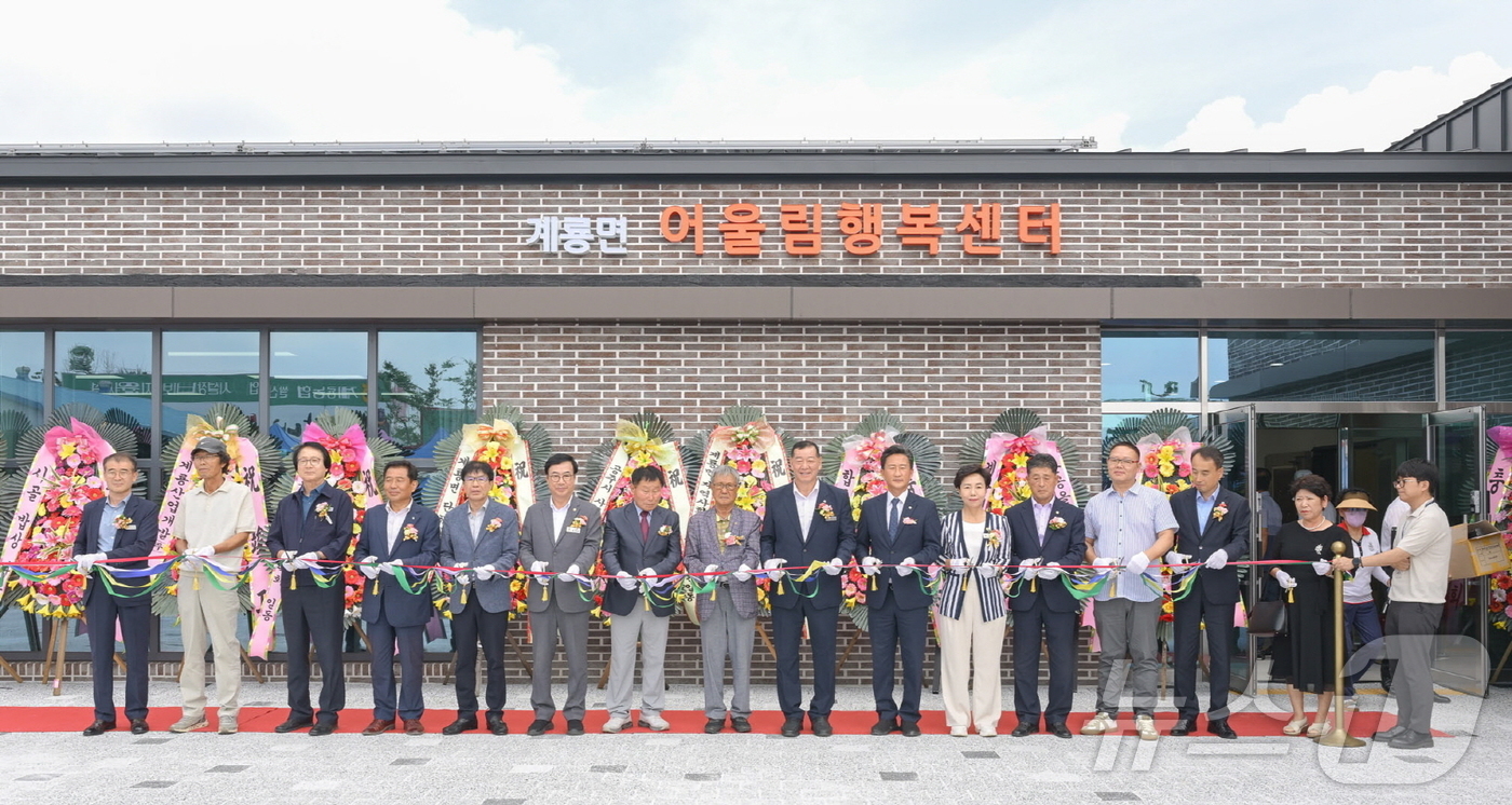 (공주=뉴스1) 이동원 기자 = 최원철 공주시장이 지난 3일 ‘계룡면 기초생활거점조성사업’ 준공식에 참석했다.계룡면 기초생활거점조성사업은 농촌 지역에 교육·복지·문화·경제 서비스를 …