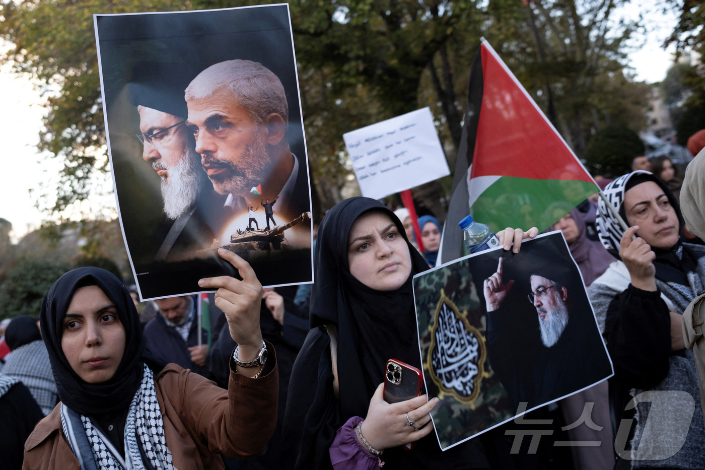 (이스탄불 로이터=뉴스1) 윤다정 기자 = 2024년 10월 20일 튀르키예 이스탄불에서 팔레스타인 지지 시위대가 전 하마스 지도자 야흐야 신와르 암살을 규탄하는 시위에 참여해 사 …