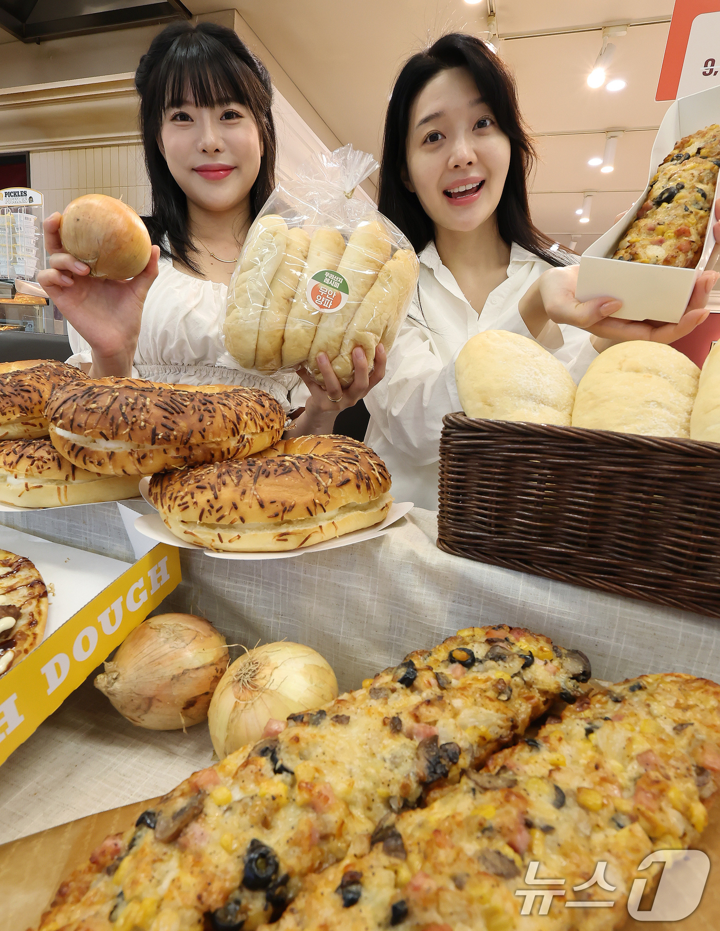 (서울=뉴스1) 장수영 기자 = 4일 서울 이마트 용산점에서 모델들이 '무안 양파 베이커리' 신제품 5종을 선보이고 있다.이마트는 전국 매장 내 베이커리에서 무안군 대표 농산물인 …