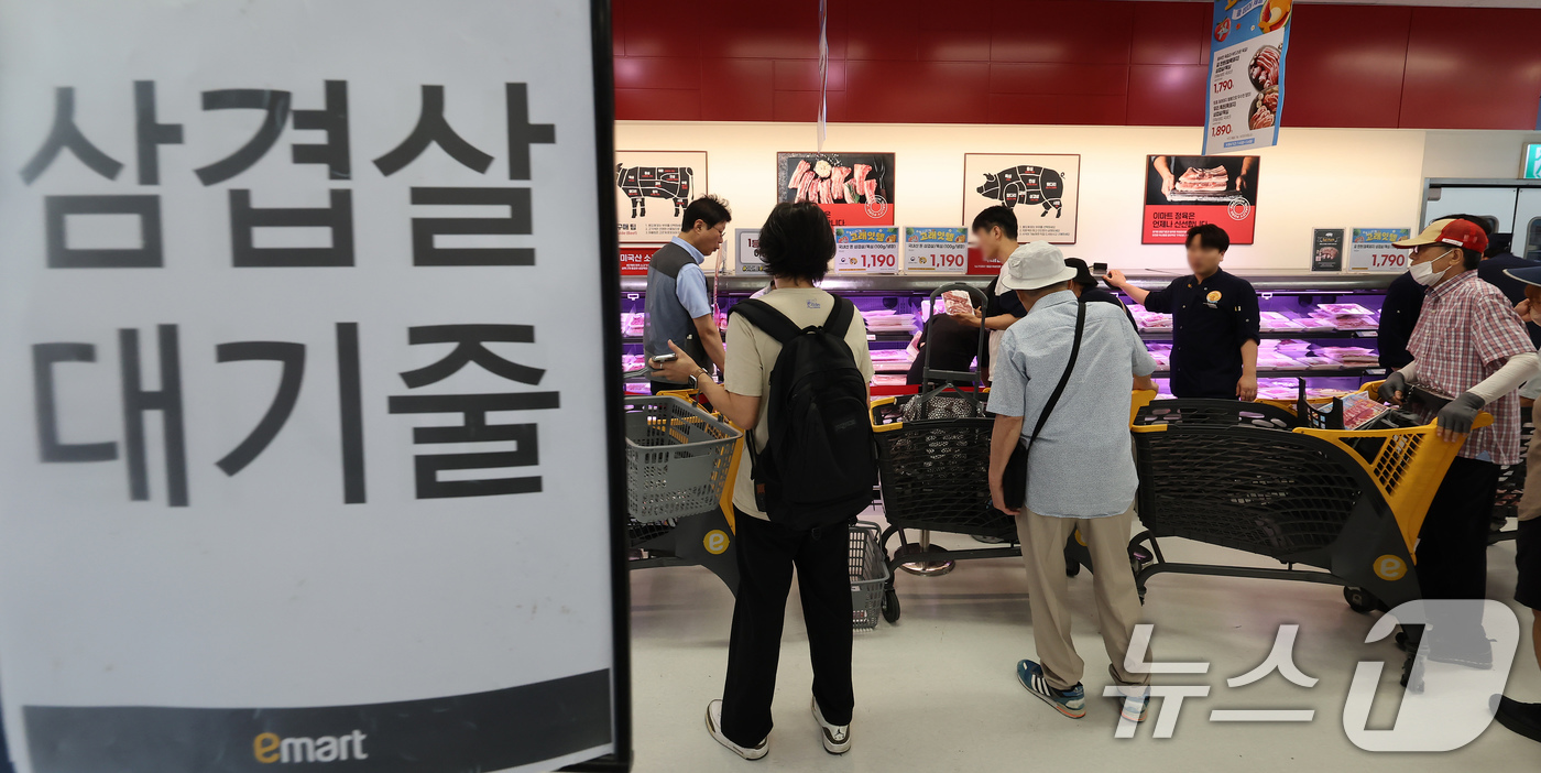 (서울=뉴스1) 장수영 기자 = 4일 오전 서울 이마트 용산점을 찾은 시민들이 100g당 1190원에 판매하는 삼겹살을 구매하고 있다. 2025.7.4/뉴스1