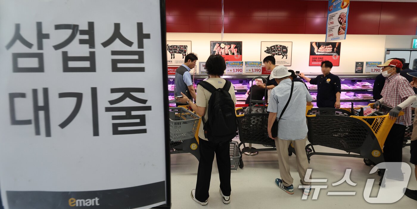 본문 이미지 - 4일 오전 서울 이마트 용산점을 찾은 시민들이 100g당 1190원에 판매하는 삼겹살을 구매하고 있다. 2025.7.4/뉴스1 ⓒ News1 장수영 기자
