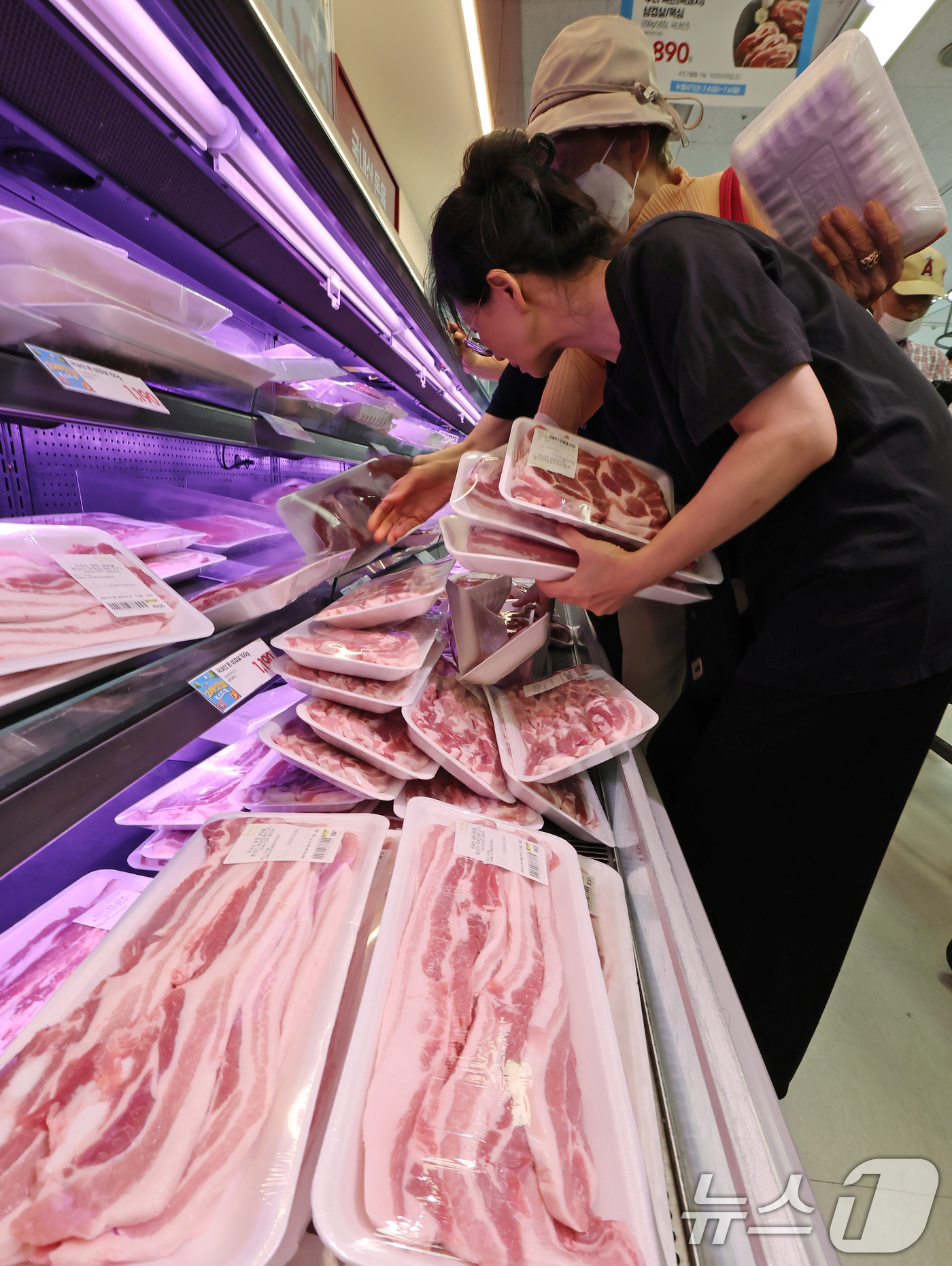 (서울=뉴스1) 장수영 기자 = 4일 오전 서울 이마트 용산점을 찾은 시민들이 100g당 1190원에 판매하는 삼겹살을 구매하기 위해 줄을 서고 있다. 2025.7.4/뉴스1