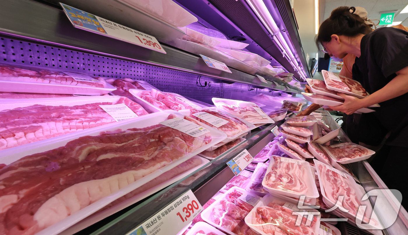 (서울=뉴스1) 장수영 기자 = 4일 오전 서울 이마트 용산점을 찾은 시민들이 100g당 1190원에 판매하는 삼겹살을 구매하기 위해 줄을 서고 있다. 2025.7.4/뉴스1