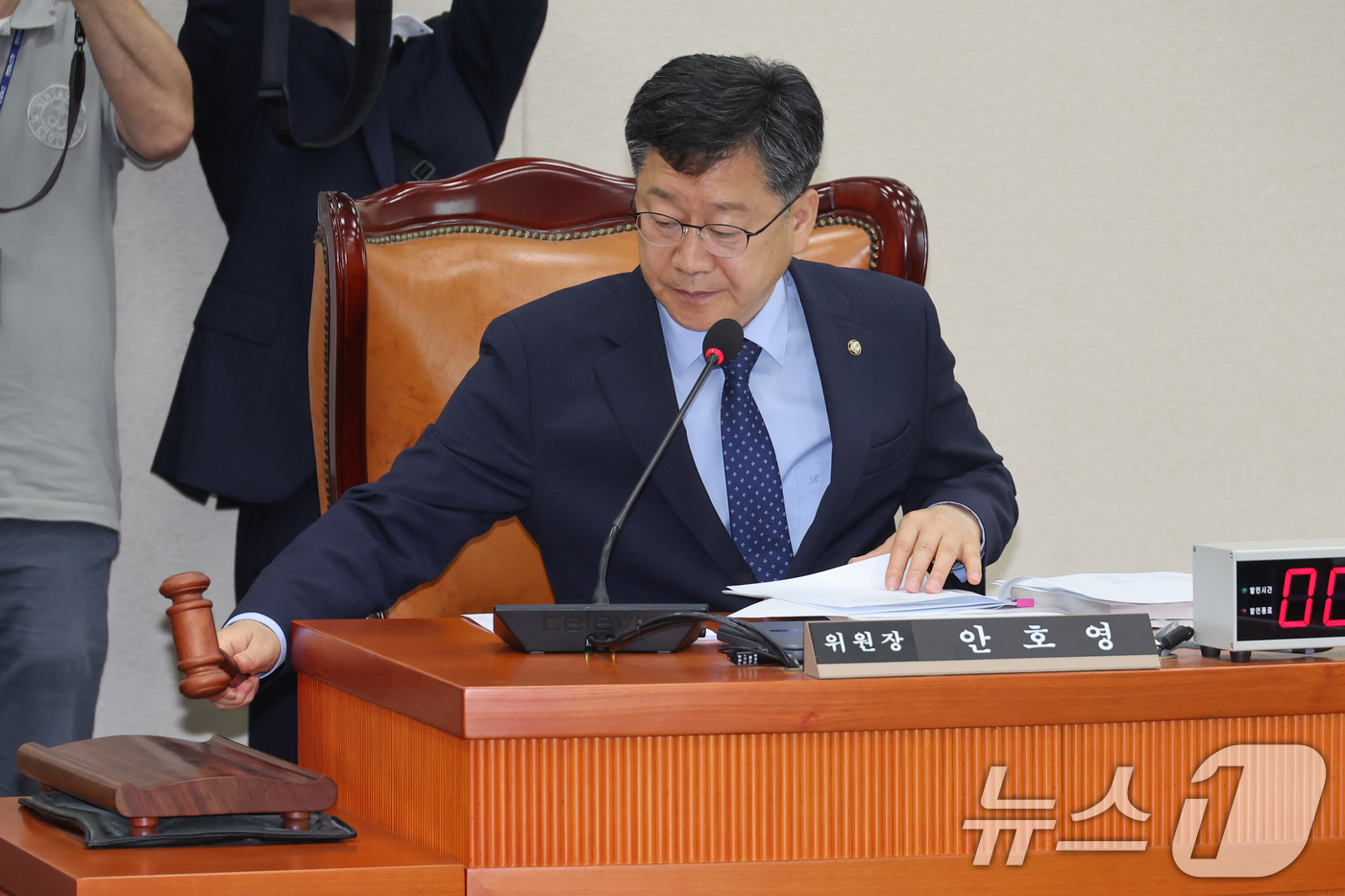 (서울=뉴스1) 안은나 기자 = 안호영 국회 환경노동위원회 위원장이 4일 오전 서울 여의도 국회에서 열린 제426회국회(임시회) 제3차 전체회의에서 의사봉을 두드리고 있다. 환노위 …