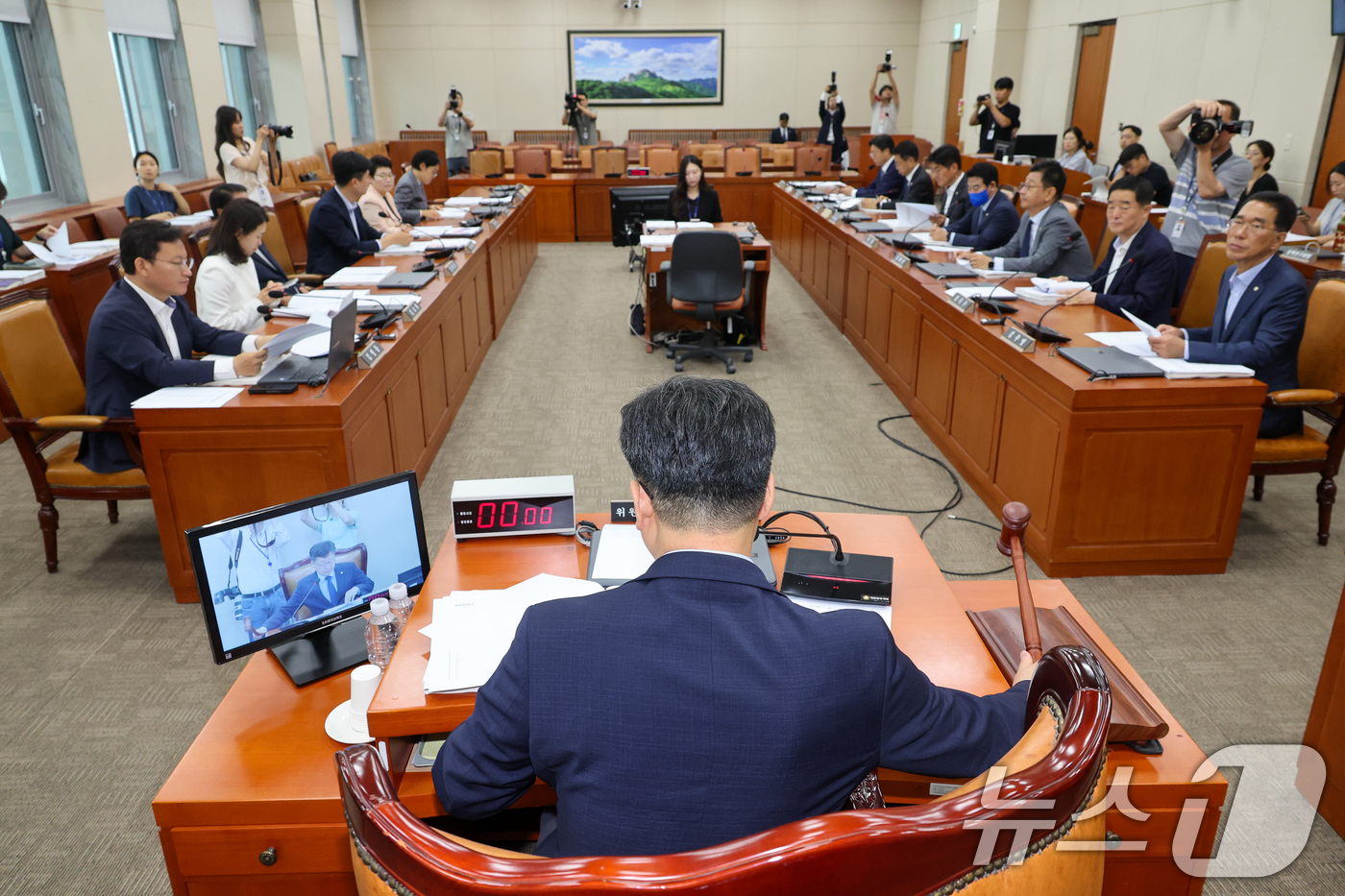 (서울=뉴스1) 안은나 기자 = 안호영 국회 환경노동위원회 위원장이 4일 오전 서울 여의도 국회에서 열린 제426회국회(임시회) 제3차 전체회의에서 의사봉을 두드리고 있다. 환노위 …