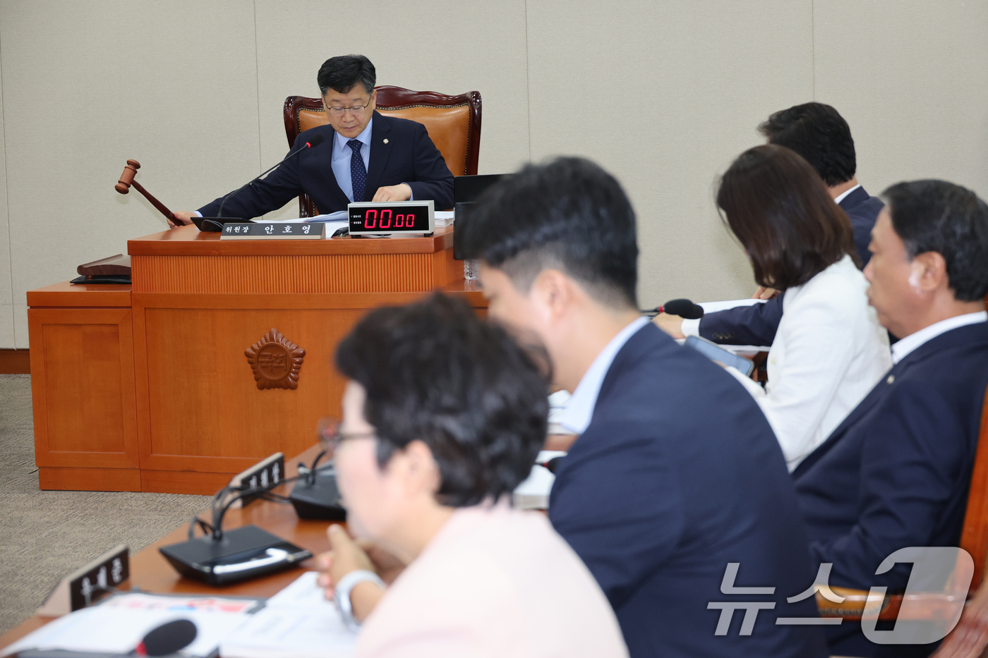 (서울=뉴스1) 안은나 기자 = 안호영 국회 환경노동위원회 위원장이 4일 오전 서울 여의도 국회에서 열린 제426회국회(임시회) 제3차 전체회의에서 의사봉을 두드리고 있다. 환노위 …