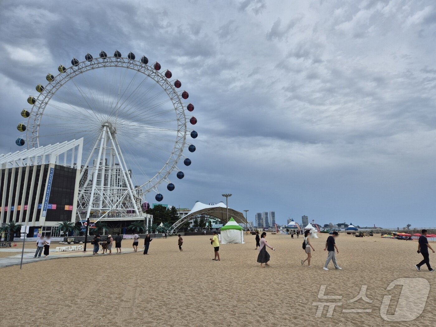 본문 이미지 - 4일 개장한 강원 속초해수욕장에 피서객들이 모여들고 있다. 2025.7.4/뉴스1 ⓒ News1 윤왕근 기자
