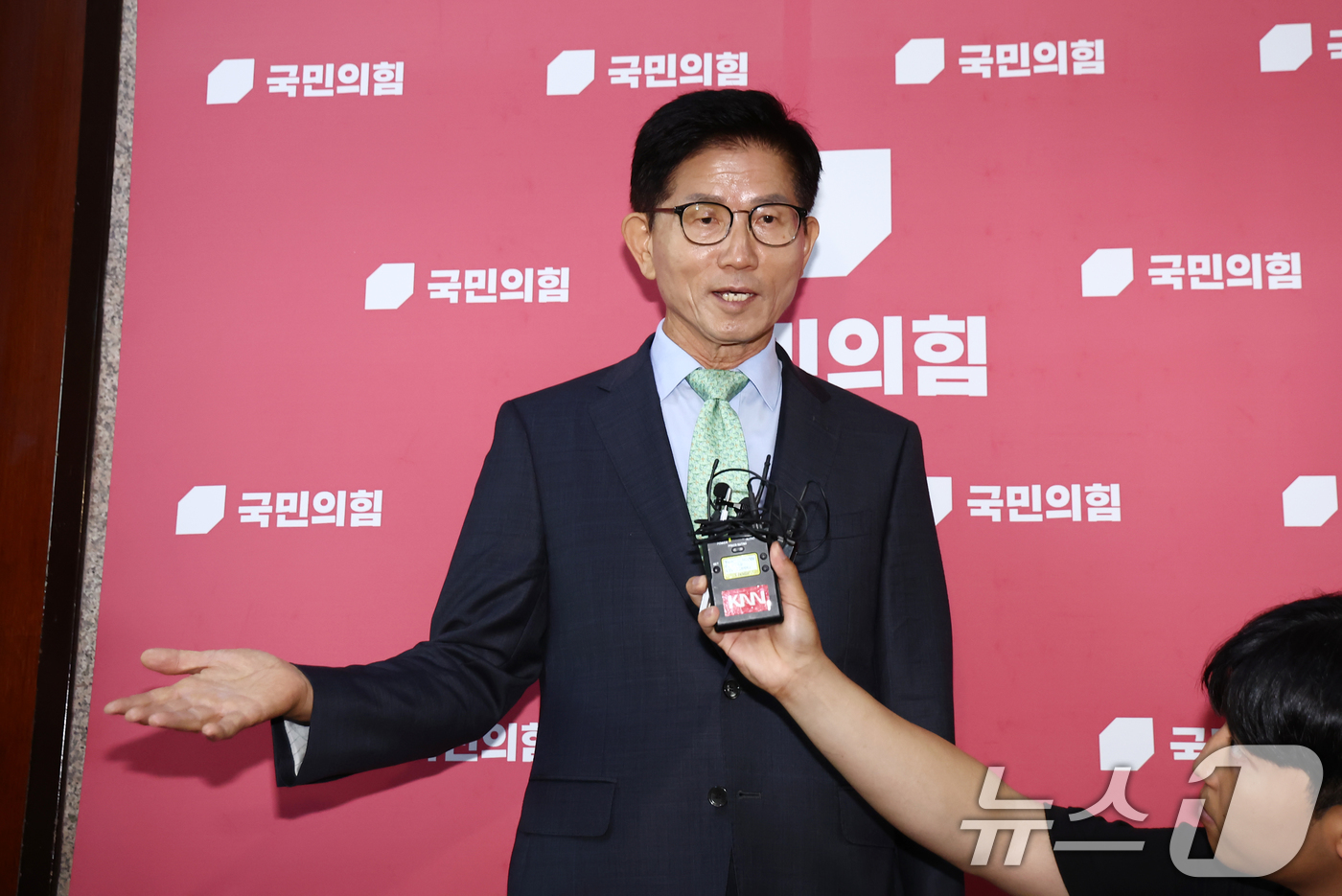 (서울=뉴스1) 김민지 기자 = 김문수 전 국민의힘 대선 후보가 4일 서울 여의도 국회에서 송언석 비상대책위원장 겸 원내대표와 면담한 뒤 브리핑을 하고 있다. 2025.7.4/뉴스 …