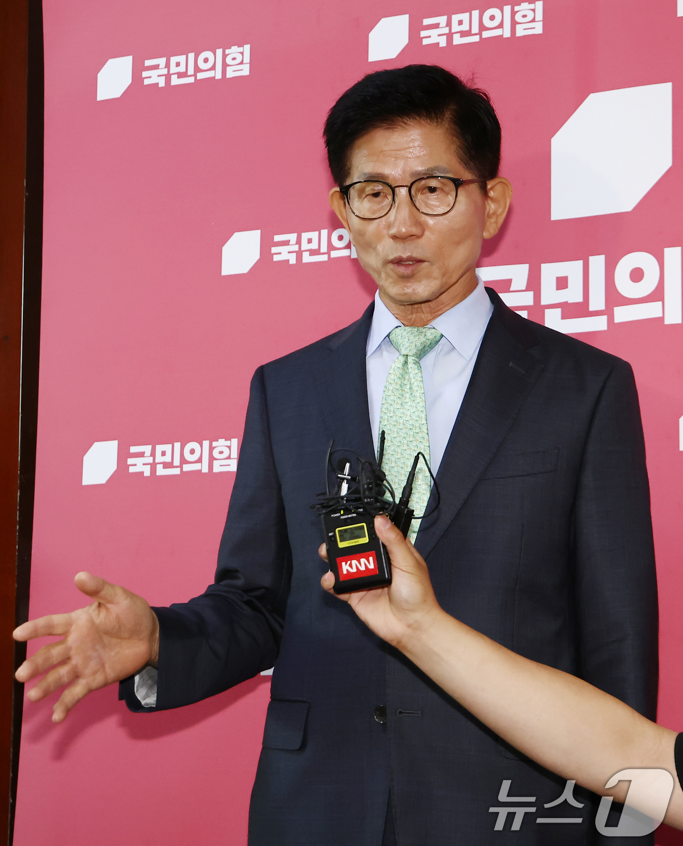 (서울=뉴스1) 김민지 기자 = 김문수 전 국민의힘 대선 후보가 4일 서울 여의도 국회에서 송언석 비상대책위원장 겸 원내대표와 면담한 뒤 브리핑을 하고 있다. 2025.7.4/뉴스 …