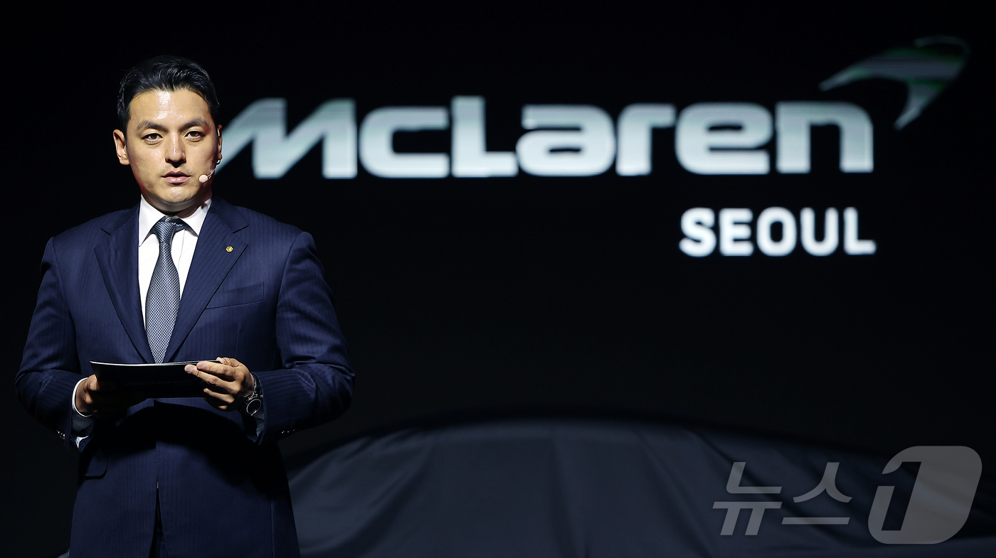 (서울=뉴스1) 김진환 기자 = 권혁민 도이치오토모빌그룹 대표가 4일 서울 중구 장충단로 반얀트리 클럽 앤 스파 서울에서 열린 맥라렌 서울 리론칭 이벤트에서 축사를 하고 있다. 2 …