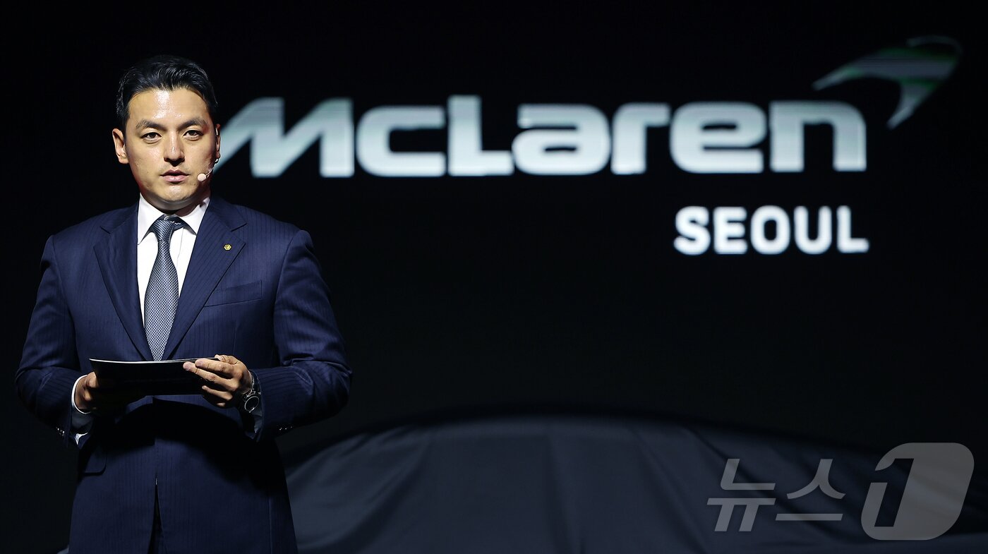 본문 이미지 - 권혁민 도이치오토모빌그룹 대표가 4일 서울 중구 장충단로 반얀트리 클럽 앤 스파 서울에서 열린 맥라렌 서울 리론칭 이벤트에서 축사를 하고 있다. 2025.7.4/뉴스1 ⓒ News1 김진환 기자
