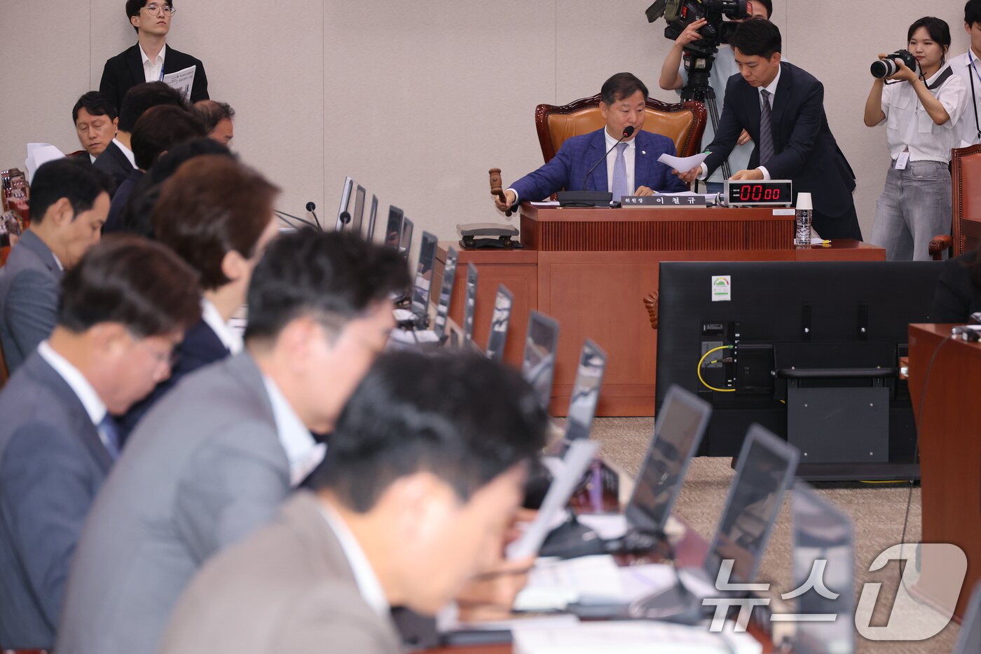 본문 이미지 - 이철규 국회 산업통상자원중소벤처기업위원회 위원장이 4일 오전 서울 여의도 국회에서 열린 제426회국회&#40;임시회&#41; 제2차 전체회의에서 의사봉을 두드리고 있다. 산자위는 오는 15일 한성숙 중소벤처기업부 장관 후보자 인사청문회를 실시하기로 했다. 2025.7.4/뉴스1 ⓒ News1 안은나 기자