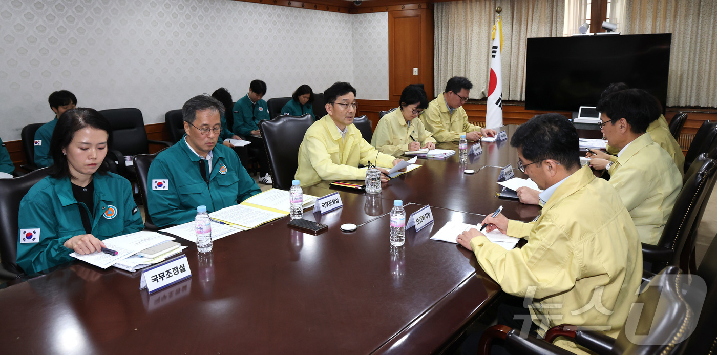 (서울=뉴스1) 임세영 기자 = 윤창렬 국무조정실장이 4일 오전 서울 종로구 정부서울청사에서 열린 부산 아파트 화재 아동 사망 관련 긴급 대책회의에서 발언을 하고 있다. 2025. …