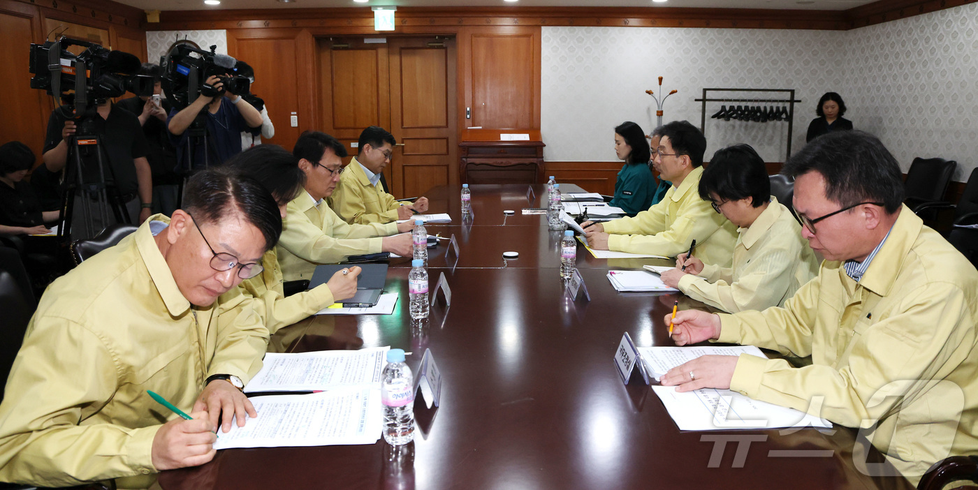 (서울=뉴스1) 임세영 기자 = 윤창렬 국무조정실장이 4일 오전 서울 종로구 정부서울청사에서 열린 부산 아파트 화재 아동 사망 관련 긴급 대책회의에서 발언을 하고 있다. 2025. …