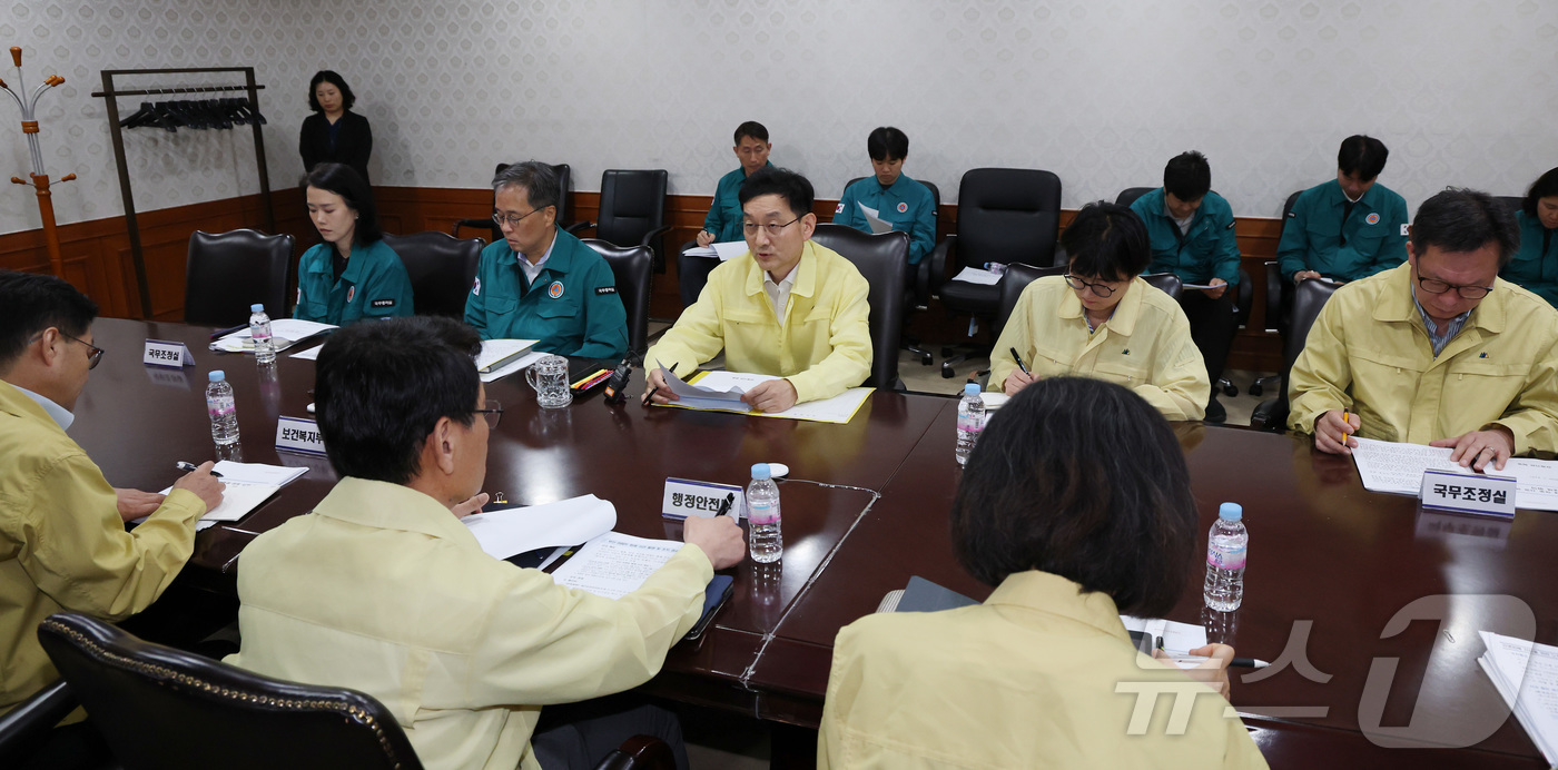 (서울=뉴스1) 임세영 기자 = 윤창렬 국무조정실장이 4일 오전 서울 종로구 정부서울청사에서 열린 부산 아파트 화재 아동 사망 관련 긴급 대책회의에서 발언을 하고 있다. 2025. …