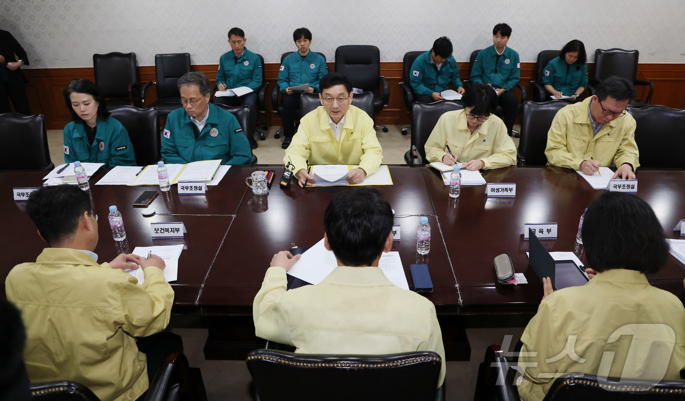 (서울=뉴스1) 임세영 기자 = 윤창렬 국무조정실장이 4일 오전 서울 종로구 정부서울청사에서 열린 부산 아파트 화재 아동 사망 관련 긴급 대책회의에서 발언을 하고 있다. 2025. …