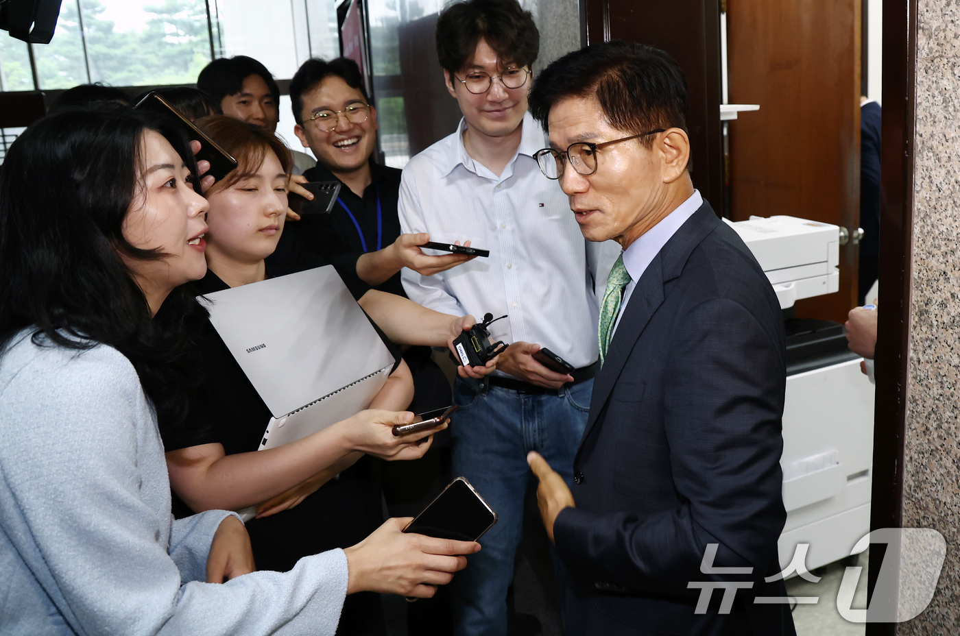 (서울=뉴스1) 김민지 기자 = 김문수 전 국민의힘 대선 후보가 4일 서울 여의도 국회 원내대표실에서 송언석 비상대책위원장 겸 원내대표와 면담한 뒤 나오고 있다. 2025.7.4/ …