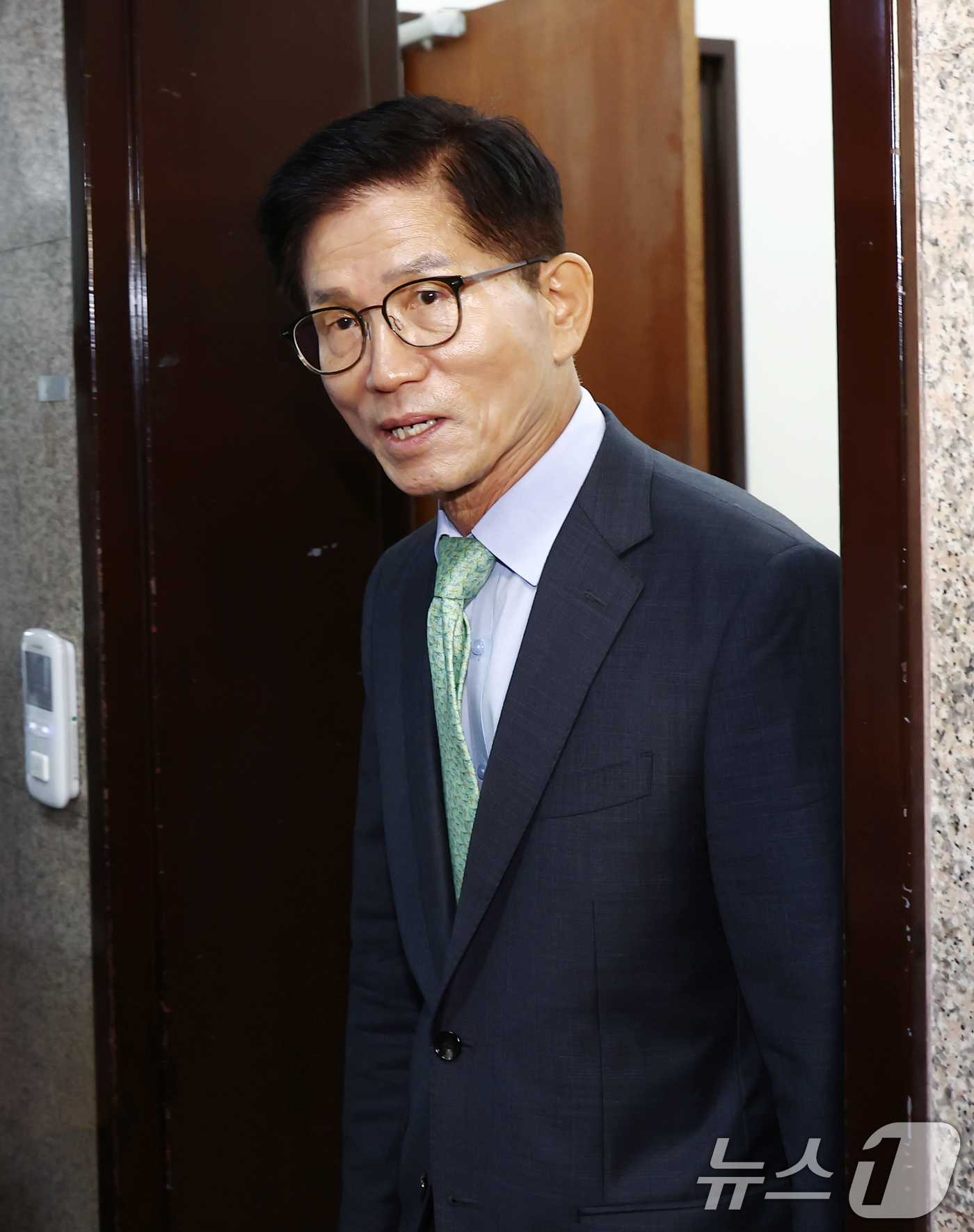 (서울=뉴스1) 김민지 기자 = 김문수 전 국민의힘 대선 후보가 4일 서울 여의도 국회 원내대표실에서 송언석 비상대책위원장 겸 원내대표와 면담한 뒤 나오고 있다. 2025.7.4/ …