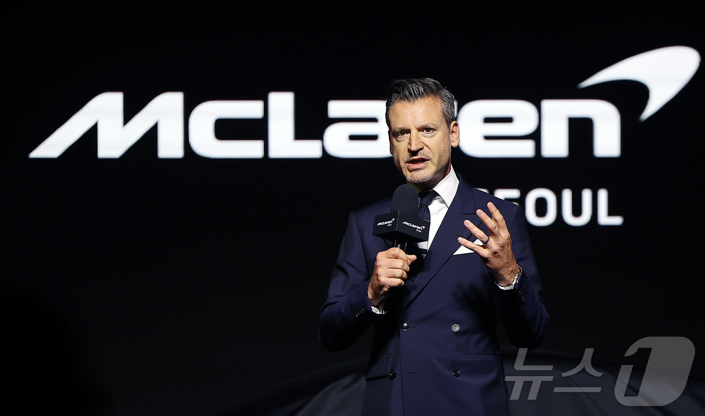 (서울=뉴스1) 김진환 기자 = 헨릭 빌헬름스마이어 맥라렌 오토모티브 CCO가 4일 서울 중구 장충단로 반얀트리 클럽 앤 스파 서울에서 열린 맥라렌 서울 리론칭 이벤트에서 축사를 …