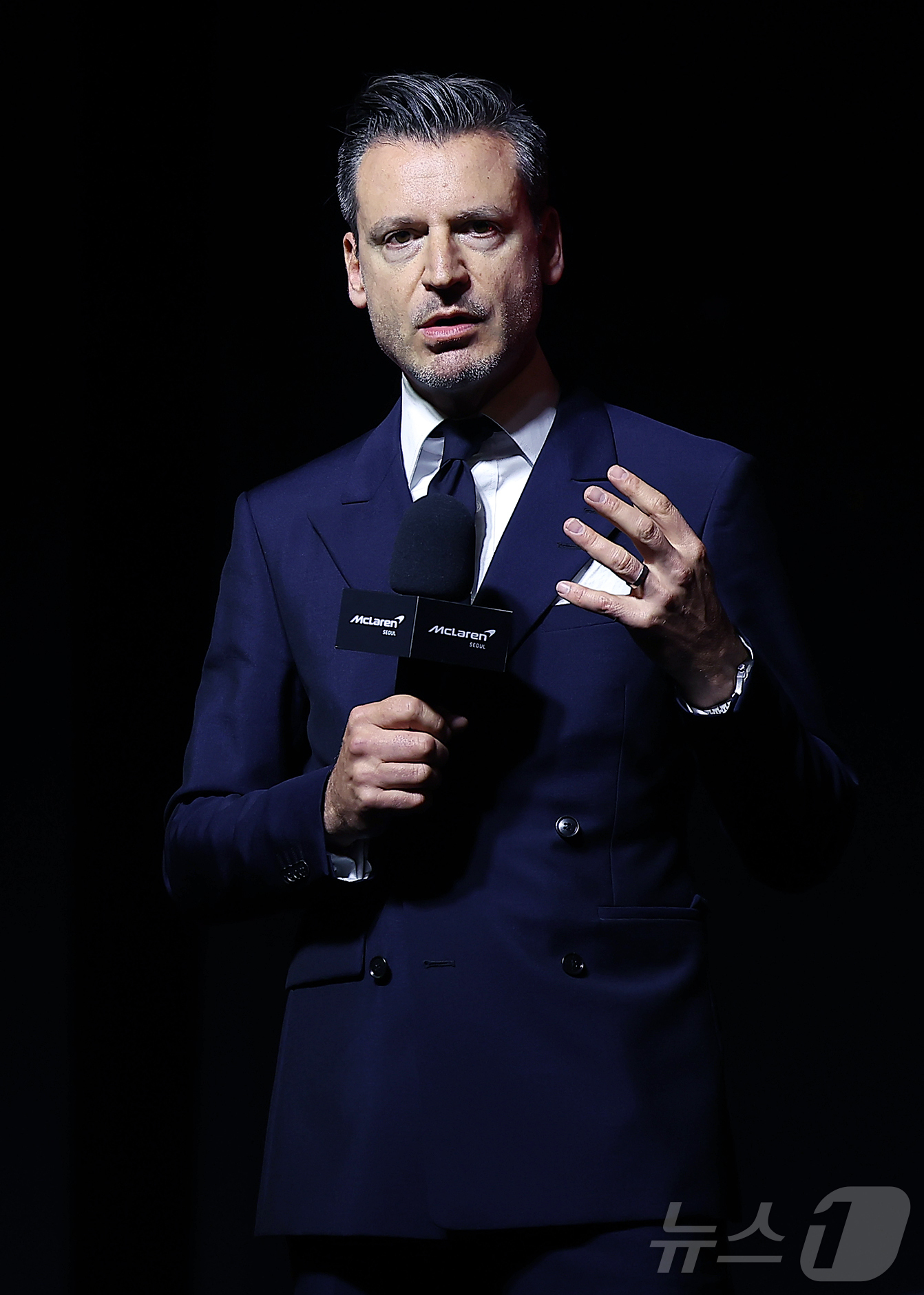 (서울=뉴스1) 김진환 기자 = 헨릭 빌헬름스마이어 맥라렌 오토모티브 CCO가 4일 서울 중구 장충단로 반얀트리 클럽 앤 스파 서울에서 열린 맥라렌 서울 리론칭 이벤트에서 축사를 …