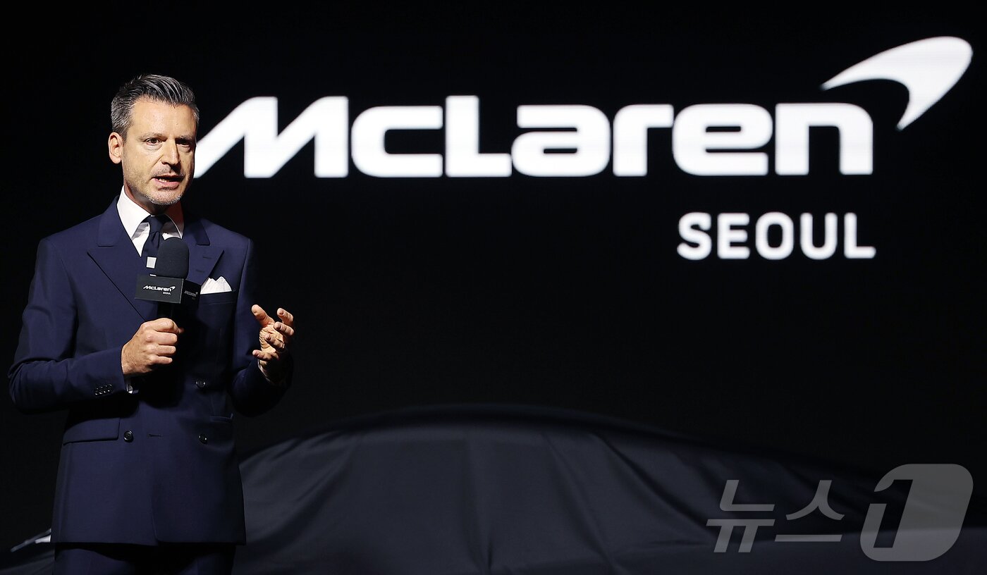 본문 이미지 - 헨릭 빌헬름스마이어 맥라렌 오토모티브 CCO가 4일 서울 중구 장충단로 반얀트리 클럽 앤 스파 서울에서 열린 맥라렌 서울 리론칭 이벤트에서 축사를 하고 있다. 2025.7.4/뉴스1 ⓒ News1 김진환 기자