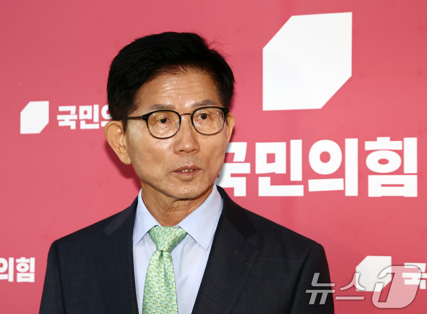 (서울=뉴스1) 김민지 기자 = 김문수 전 국민의힘 대선 후보가 4일 서울 여의도 국회에서 송언석 비상대책위원장 겸 원내대표와 면담한 뒤 브리핑을 하고 있다. 2025.7.4/뉴스 …