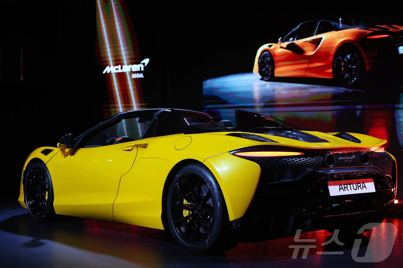 본문 이미지 - 4일 서울 중구 장충단로 반얀트리 클럽 앤 스파 서울에서 열린 맥라렌 서울 리론칭 이벤트에서 차세대 슈퍼카 ‘아투라 스파이더&#40;Artura Apider&#41;’가 공개되고 있다. 2025.7.4/뉴스1 ⓒ News1 김진환 기자