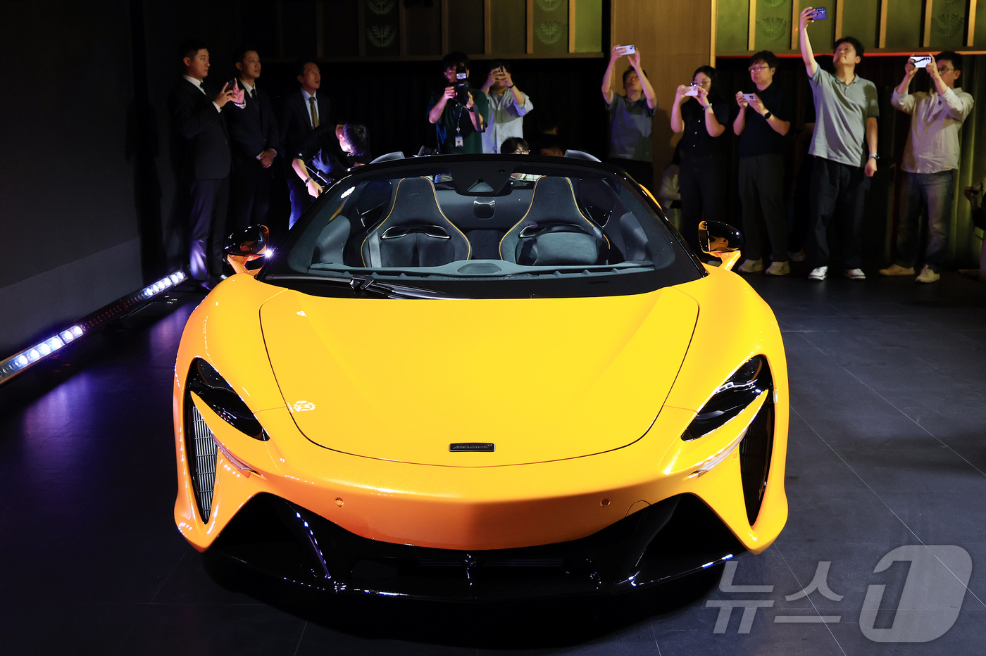 (서울=뉴스1) 김진환 기자 = 4일 서울 중구 장충단로 반얀트리 클럽 앤 스파 서울에서 열린 맥라렌 서울 리론칭 이벤트에서 차세대 슈퍼카 ‘아투라 스파이더(Artura Apide …