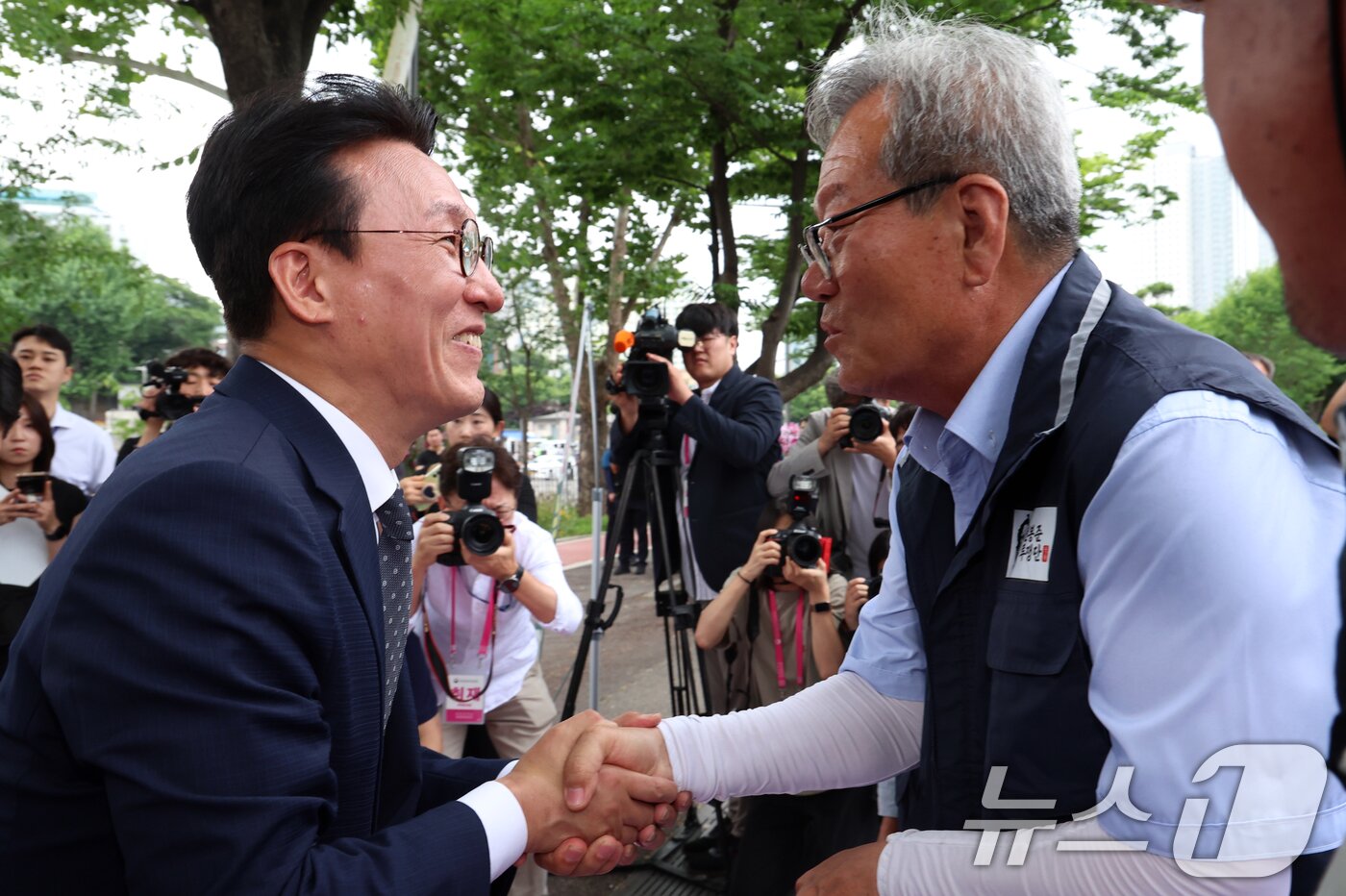 본문 이미지 - 김민석 국무총리가 취임 후 첫 일정으로 4일 오전 서울 용산구 대통령실 앞에서 송미령 농림축산식품부 장관 유임 결정 철회를 촉구하며 항의 농성 중인 농민단체와 면담에 앞서 인사를 하고 있다. 2025.7.4/뉴스1 ⓒ News1 김명섭 기자