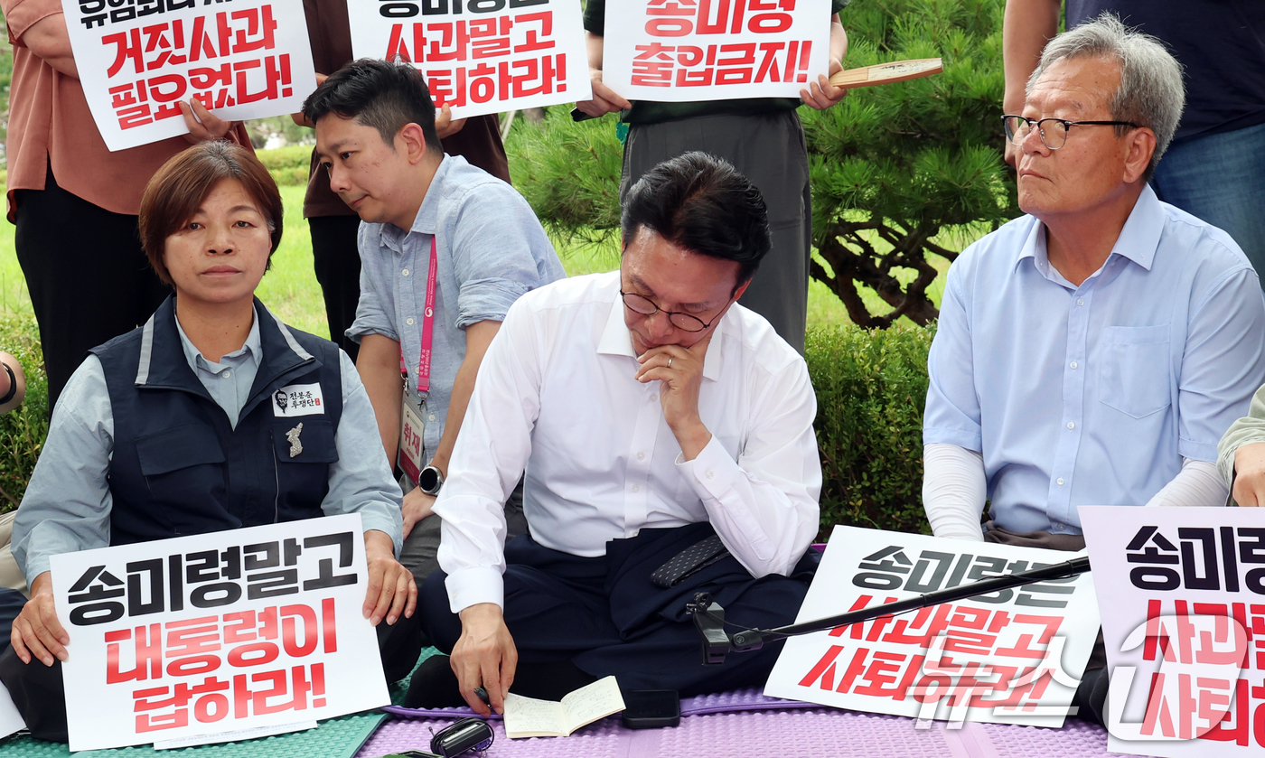 (서울=뉴스1) 김명섭 기자 = 김민석 국무총리가 취임 후 첫 일정으로 4일 오전 서울 용산구 대통령실 앞에서 송미령 농림축산식품부 장관 유임 결정 철회를 촉구하며 항의 농성 중인 …