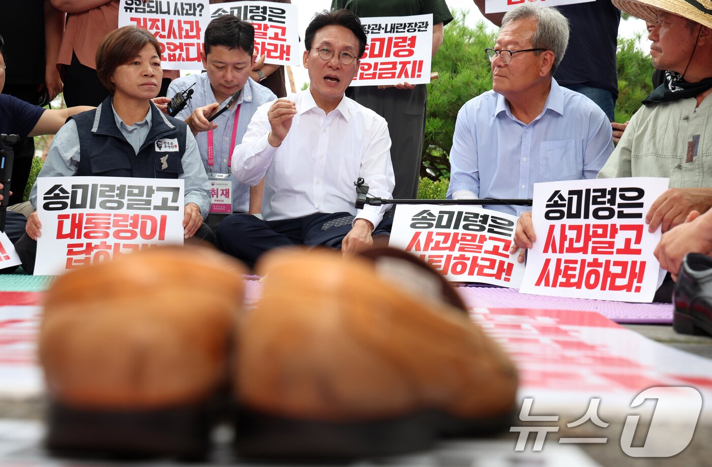 본문 이미지 - 김민석 국무총리가 취임 후 첫 일정으로 4일 오전 서울 용산구 대통령실 앞에서 송미령 농림축산식품부 장관 유임 결정 철회를 촉구하며 항의 농성 중인 농민단체와 면담을 하고 있다. 2025.7.4/뉴스1 ⓒ News1 김명섭 기자