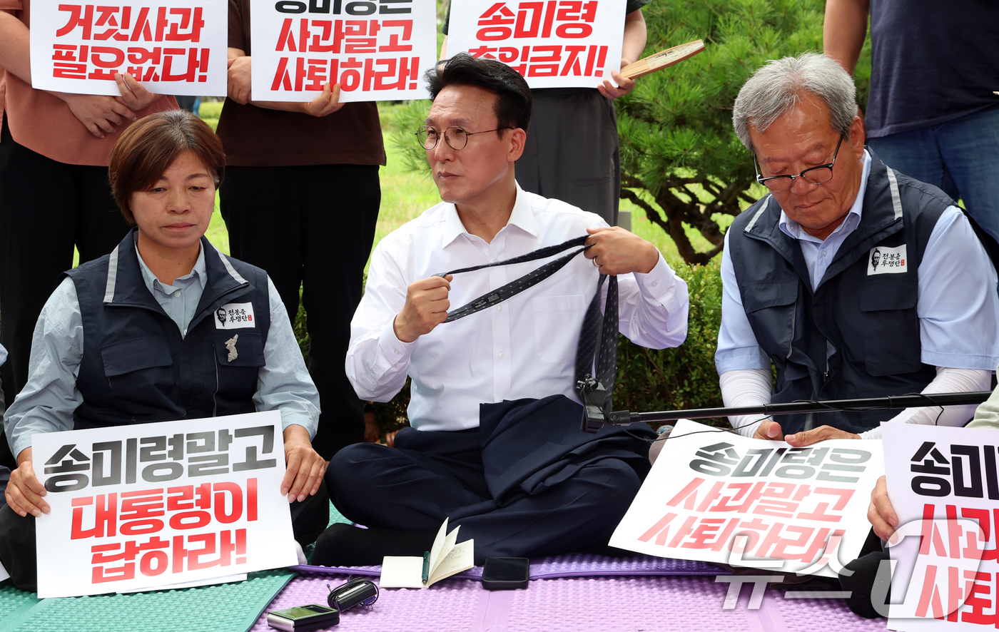 (서울=뉴스1) 김명섭 기자 = 김민석 국무총리가 취임 후 첫 일정으로 4일 오전 서울 용산구 대통령실 앞에서 송미령 농림축산식품부 장관 유임 결정 철회를 촉구하며 항의 농성 중인 …