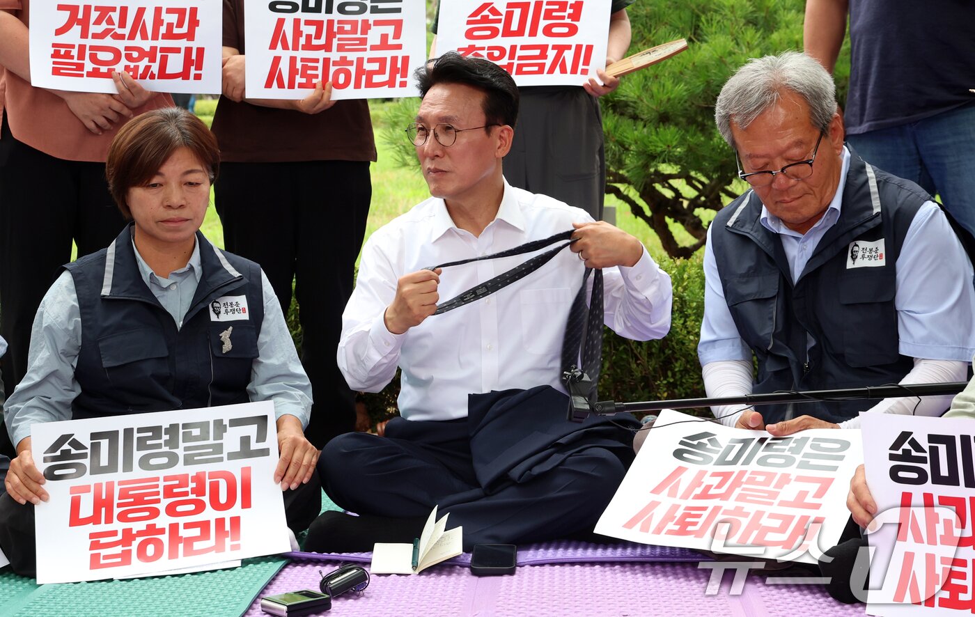 본문 이미지 - 김민석 국무총리가 취임 후 첫 일정으로 4일 오전 서울 용산구 대통령실 앞에서 송미령 농림축산식품부 장관 유임 결정 철회를 촉구하며 항의 농성 중인 농민단체와 면담을 하고 있다. 2025.7.4/뉴스1 ⓒ News1 김명섭 기자