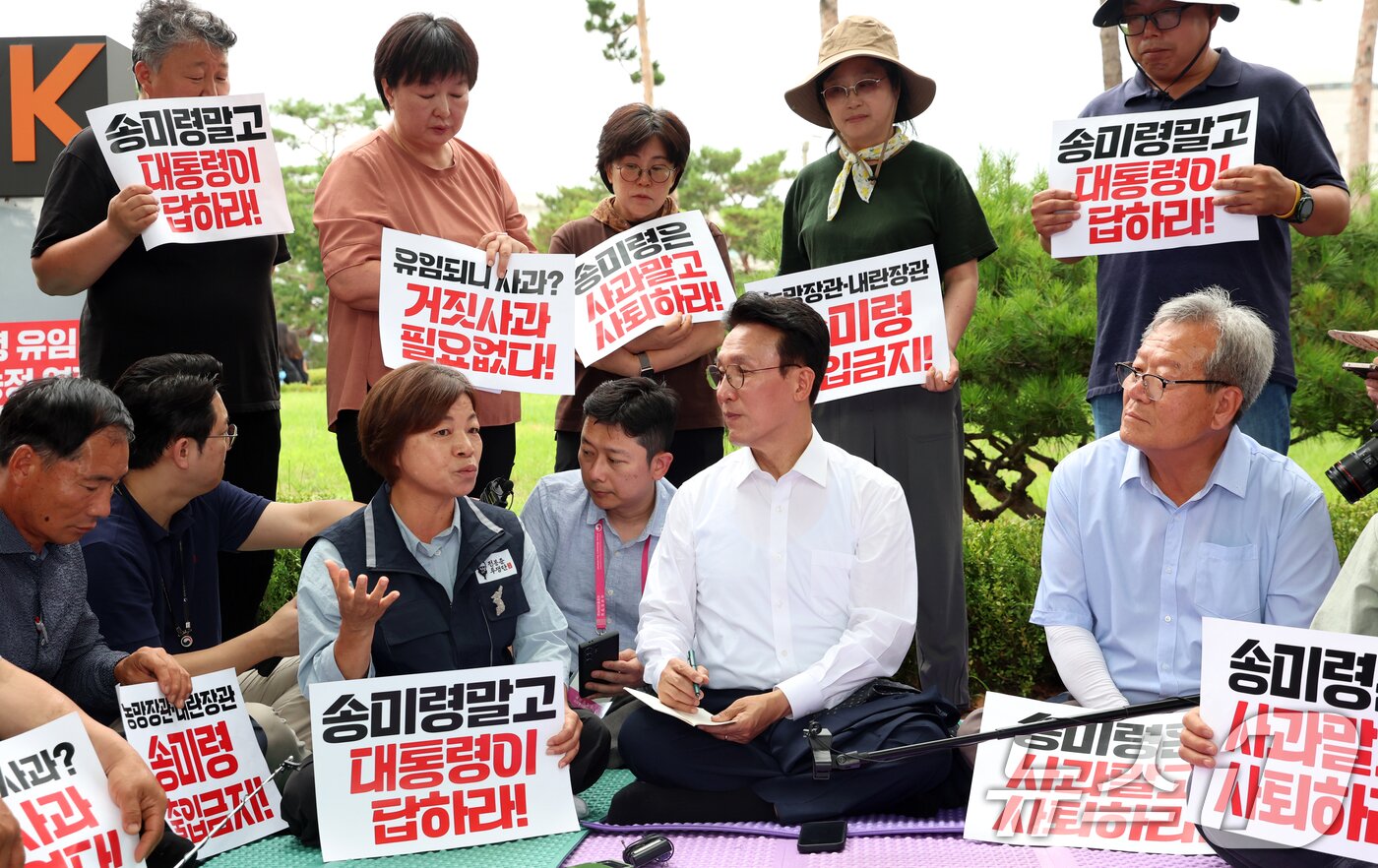 본문 이미지 - 김민석 국무총리가 취임 후 첫 일정으로 4일 오전 서울 용산구 대통령실 앞에서 송미령 농림축산식품부 장관 유임 결정 철회를 촉구하며 항의 농성 중인 농민단체와 면담을 하고 있다. 2025.7.4/뉴스1 ⓒ News1 김명섭 기자