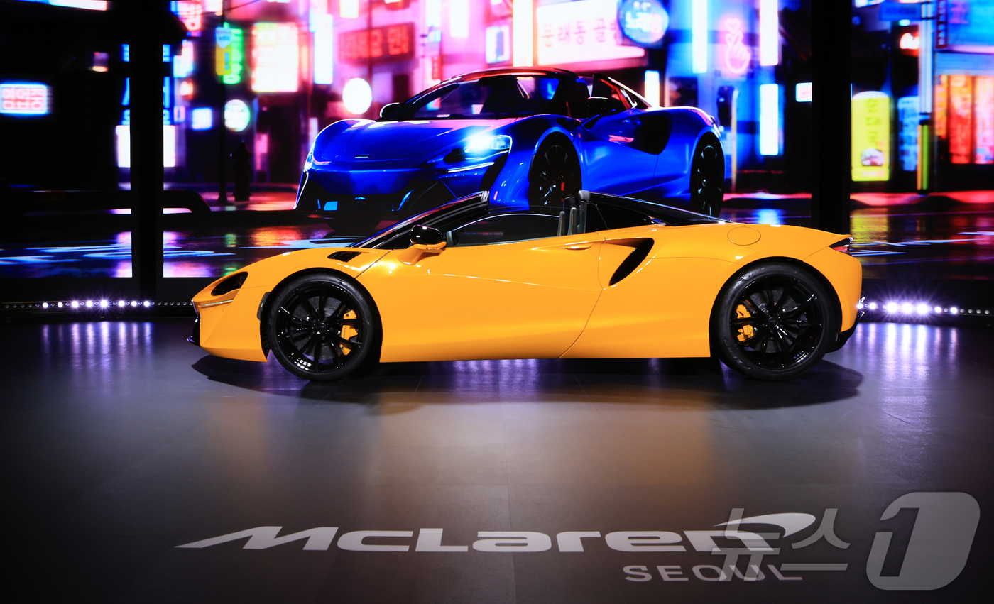 (서울=뉴스1) 김진환 기자 = 4일 서울 중구 장충단로 반얀트리 클럽 앤 스파 서울에서 열린 맥라렌 서울 리론칭 이벤트에서 차세대 슈퍼카 ‘아투라 스파이더(Artura Apide …