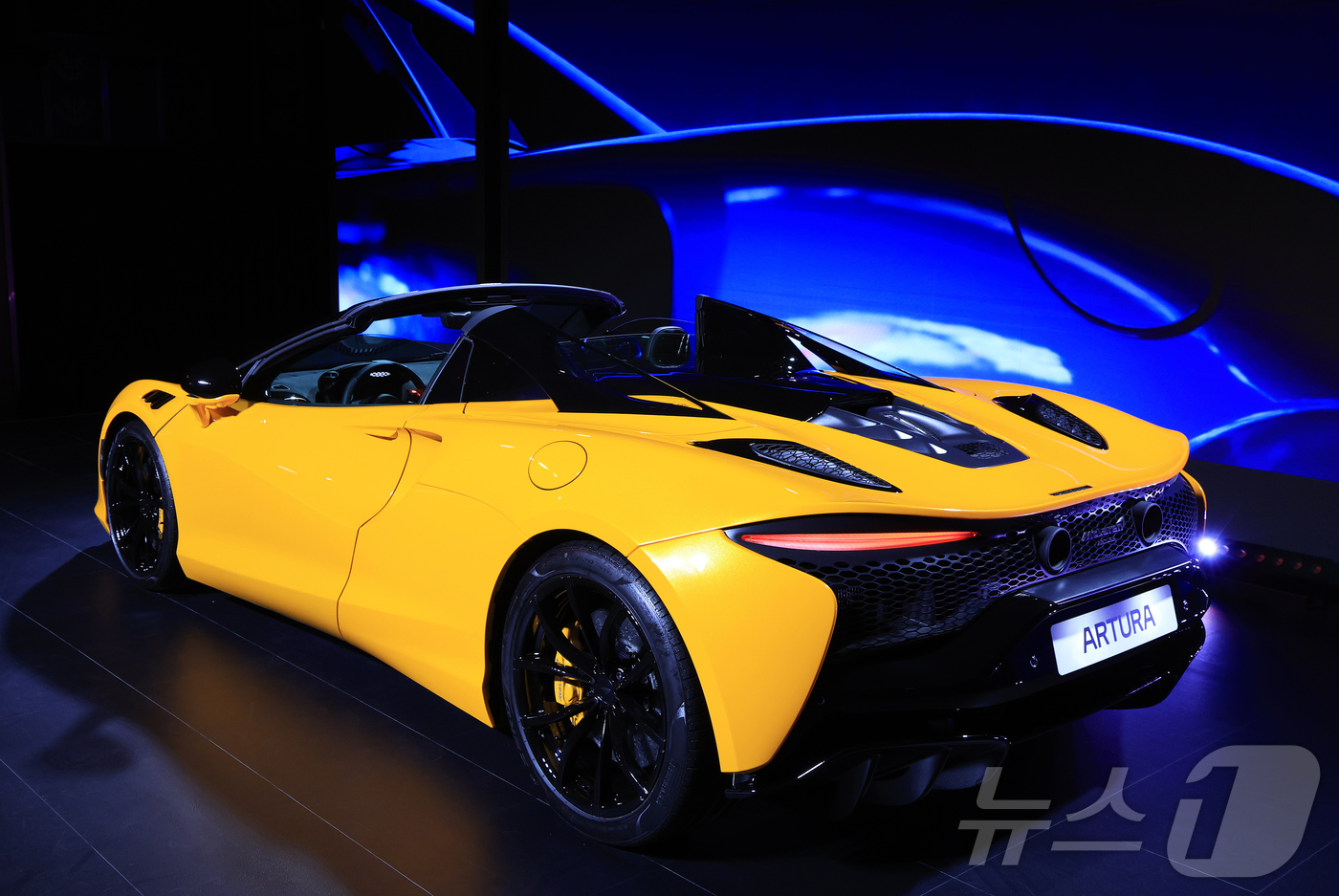 (서울=뉴스1) 김진환 기자 = 4일 서울 중구 장충단로 반얀트리 클럽 앤 스파 서울에서 열린 맥라렌 서울 리론칭 이벤트에서 차세대 슈퍼카 ‘아투라 스파이더(Artura Apide …