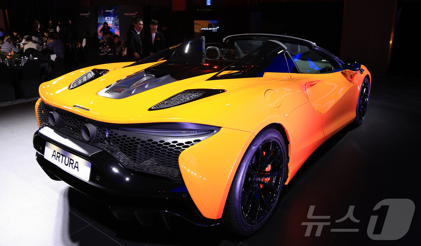 (서울=뉴스1) 김진환 기자 = 4일 서울 중구 장충단로 반얀트리 클럽 앤 스파 서울에서 열린 맥라렌 서울 리론칭 이벤트에서 차세대 슈퍼카 ‘아투라 스파이더(Artura Apide …