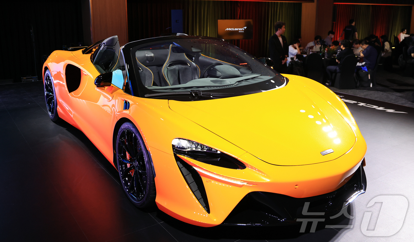 (서울=뉴스1) 김진환 기자 = 4일 서울 중구 장충단로 반얀트리 클럽 앤 스파 서울에서 열린 맥라렌 서울 리론칭 이벤트에서 차세대 슈퍼카 ‘아투라 스파이더(Artura Apide …