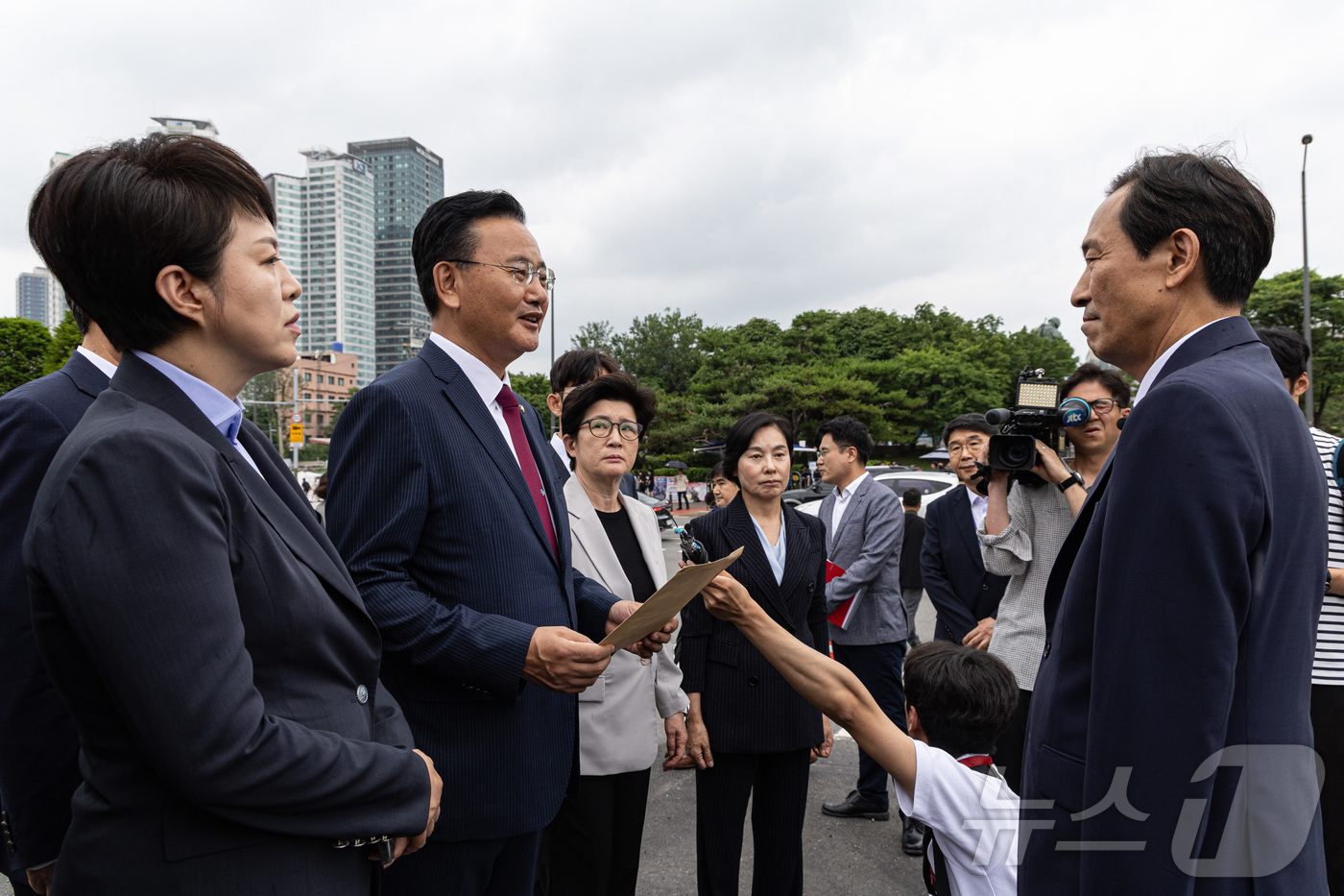 (서울=뉴스1) 이재명 기자 = 유상범 국민의힘 원내운영수석부대표와 김은혜 원내정책수석부대표를 비롯한 의원들이 4일 서울 용산구 대통령실 앞에서 우상호 정무수석에게 항의서한을 전달 …