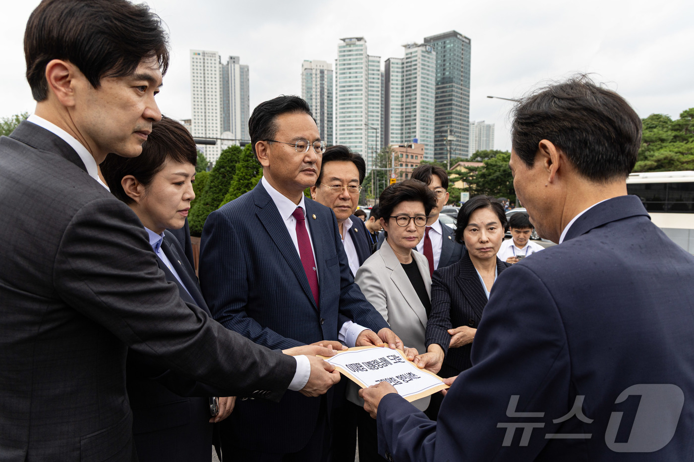 (서울=뉴스1) 이재명 기자 = 유상범 국민의힘 원내운영수석부대표와 김은혜 원내정책수석부대표를 비롯한 의원들이 4일 서울 용산구 대통령실 앞에서 우상호 정무수석에게 항의서한을 전달 …