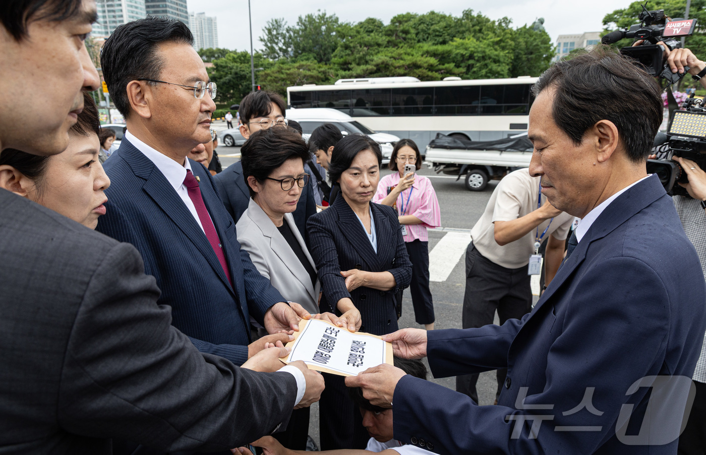 (서울=뉴스1) 이재명 기자 = 유상범 국민의힘 원내운영수석부대표와 김은혜 원내정책수석부대표를 비롯한 의원들이 4일 서울 용산구 대통령실 앞에서 우상호 정무수석에게 항의서한을 전달 …
