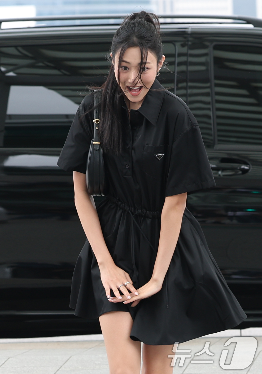 (인천공항=뉴스1) 권현진 기자 = 그룹 미야오 가원이 해외 일정을 위해 4일 오후 인천공항을 통해 대만 타이베이로 출국하는 도중 바람에 치마가 날리자 깜짝 놀라고 있다.  202 …