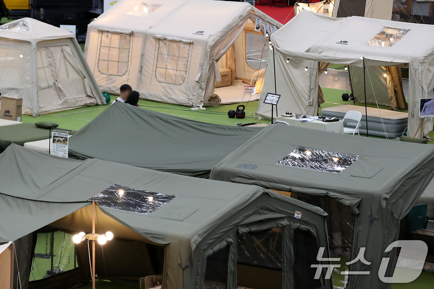 (대구=뉴스1) 공정식 기자 = 대구에 발효된 폭염특보가 일주일 넘도록 계속되는 가운데 4일 대구 북구 한 실내 전시장에서 개막한 캠핑용품 전시회가 한산한 모습이다. 2025.7. …