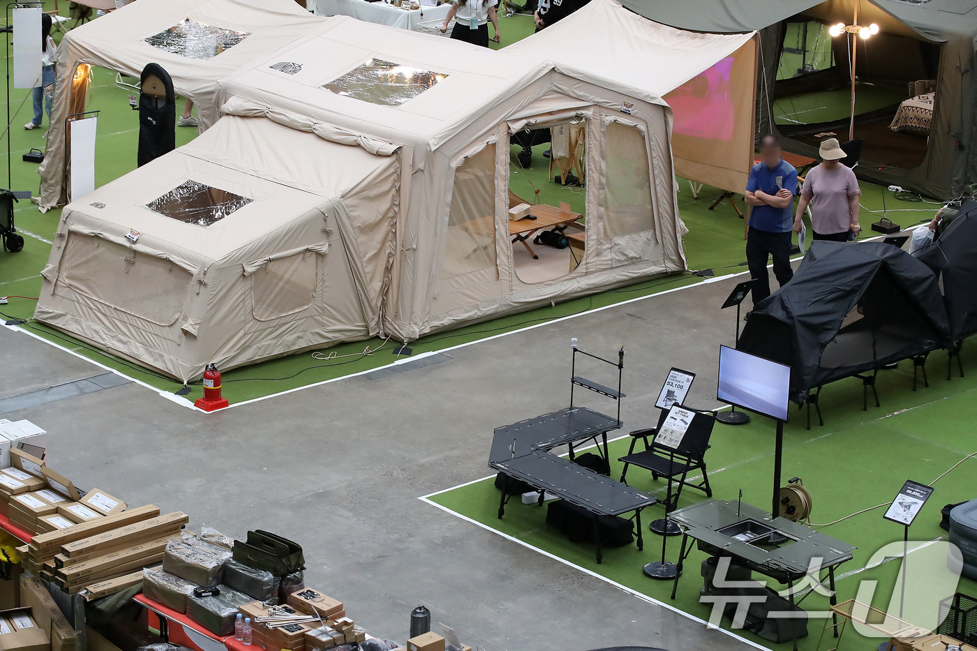 (대구=뉴스1) 공정식 기자 = 대구에 발효된 폭염특보가 일주일 넘도록 계속되는 가운데 4일 대구 북구 한 실내 전시장에서 개막한 캠핑용품 전시회가 한산한 모습이다. 2025.7. …