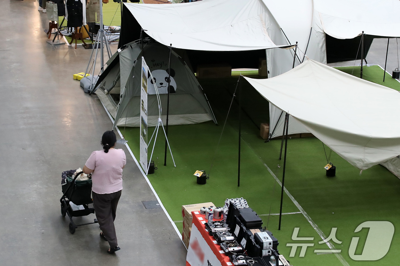 (대구=뉴스1) 공정식 기자 = 대구에 발효된 폭염특보가 일주일 넘도록 계속되는 가운데 4일 대구 북구 한 실내 전시장에서 개막한 캠핑용품 전시회가 한산한 모습이다. 2025.7. …