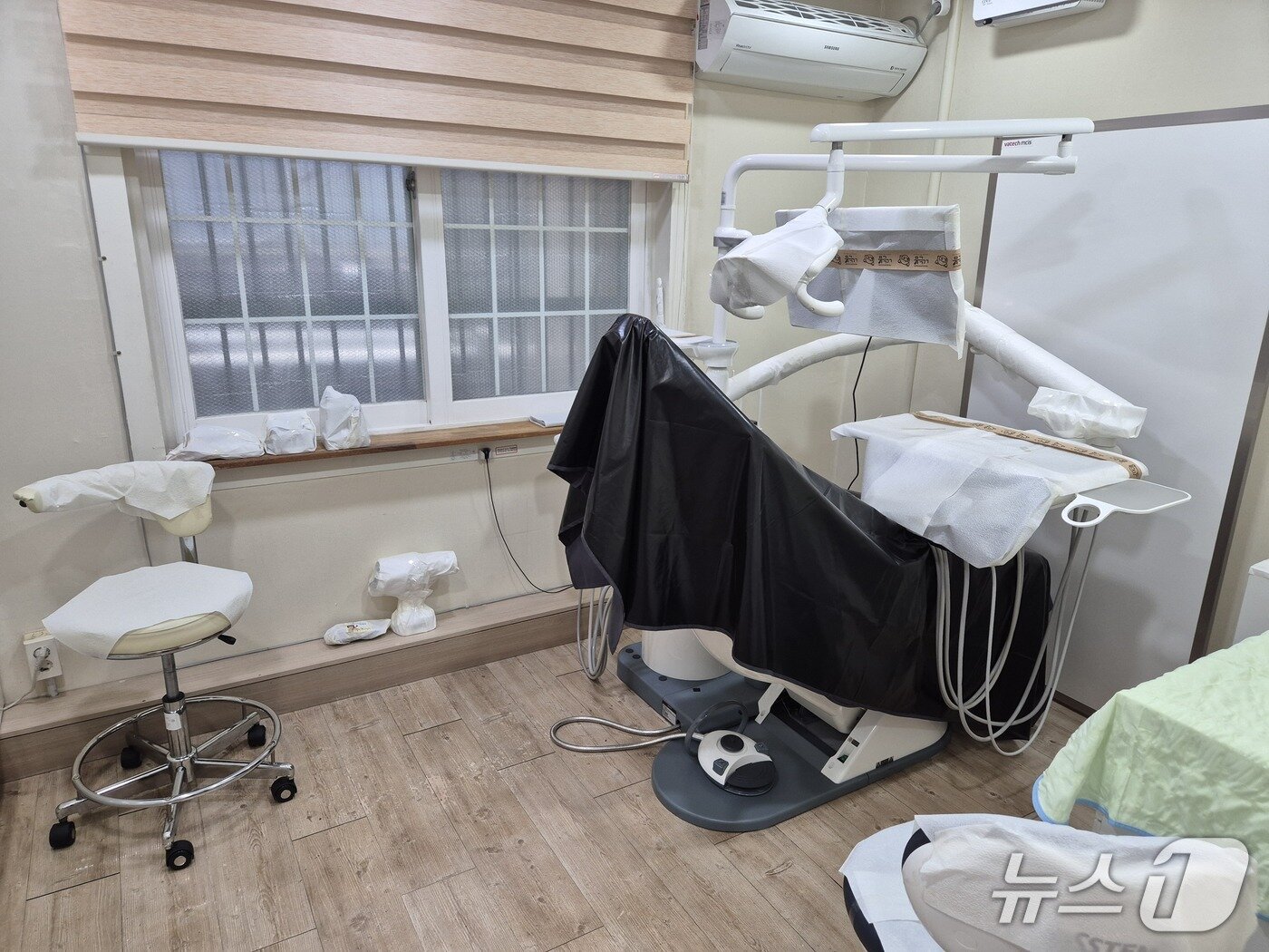 본문 이미지 - 3일 서울 마포구 서울시립십대여성건강센터 '나는봄' 폐쇄를 앞두고 의료기기들이 천으로 덮인 모습. 2025.7.4/뉴스1 ⓒ News1 신윤하 기자