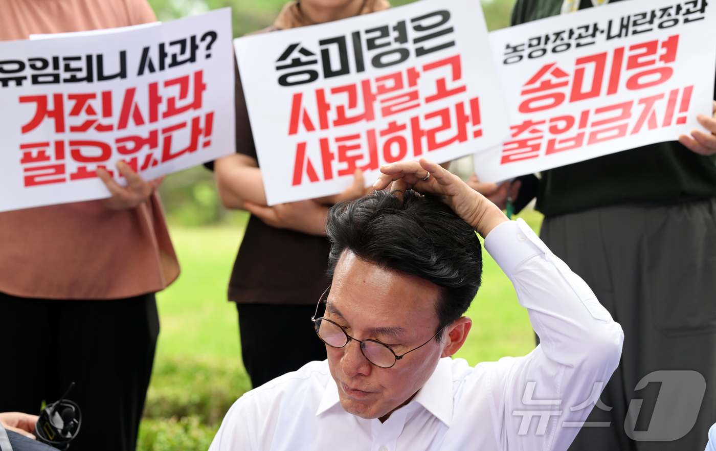 (서울=뉴스1) 김명섭 기자 = 김민석 신임 국무총리가 첫 공식일정으로 4일 오전 서울 용산구 대통령실 앞 농민단체 항의 집회 현장을 찾아 농민들의 발언을 들으며 생각에 잠겨 있다 …