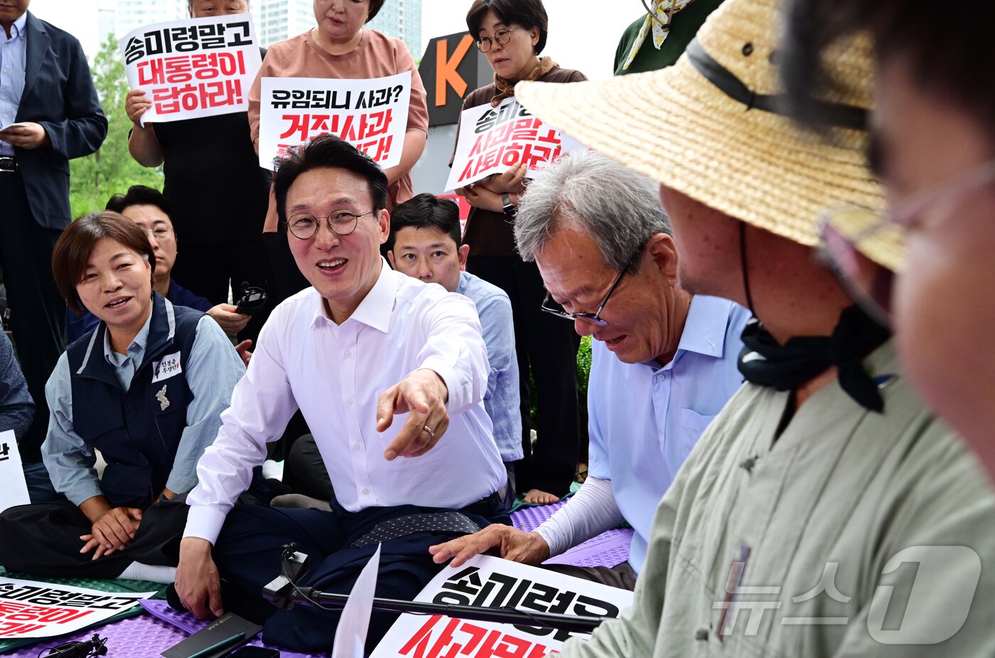 본문 이미지 - 김민석 신임 국무총리가 첫 공식일정으로 4일 오전 서울 용산구 대통령실 앞 농민단체 항의 집회 현장을 찾아 대화를 나누며 미소 짓고 있다. &#40;공동취재&#41; 2025.7.4/뉴스1 ⓒ News1 김명섭 기자